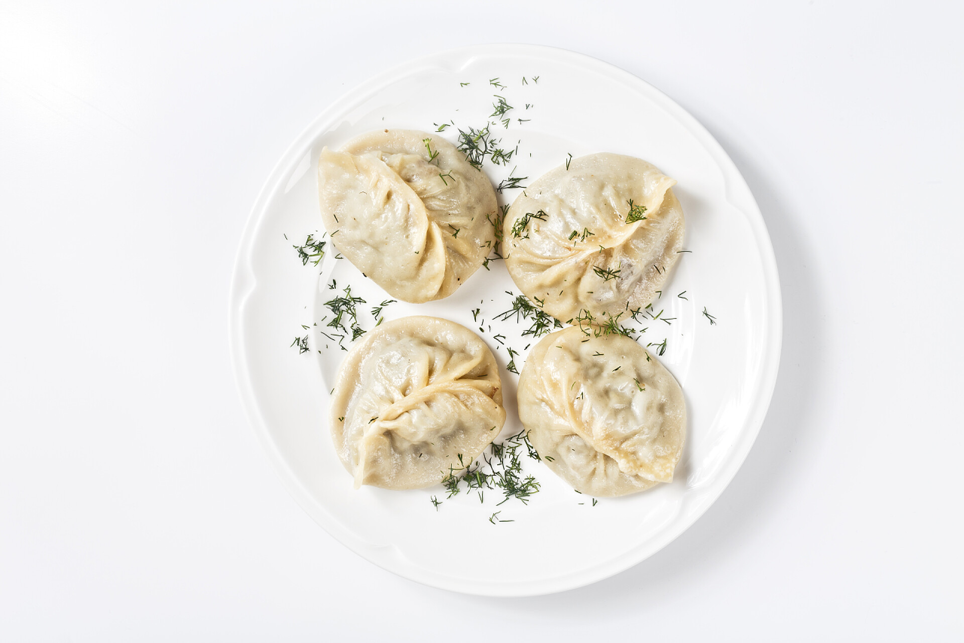 白色背景上一盘水饺传统的格鲁吉亚 khinkali 或水饺肉