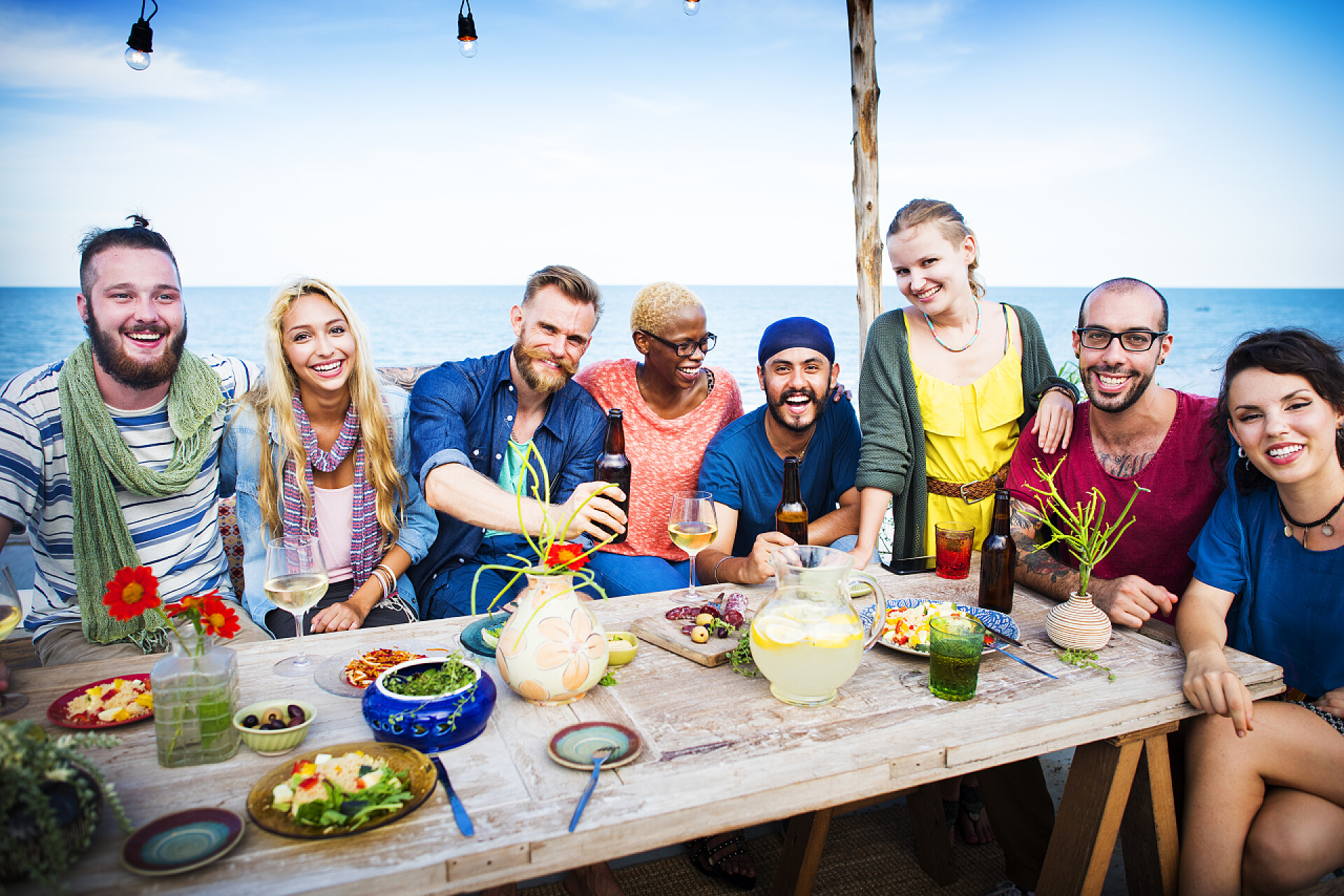 一群朋友在海边聚会在屋顶最高概念夏日聚会