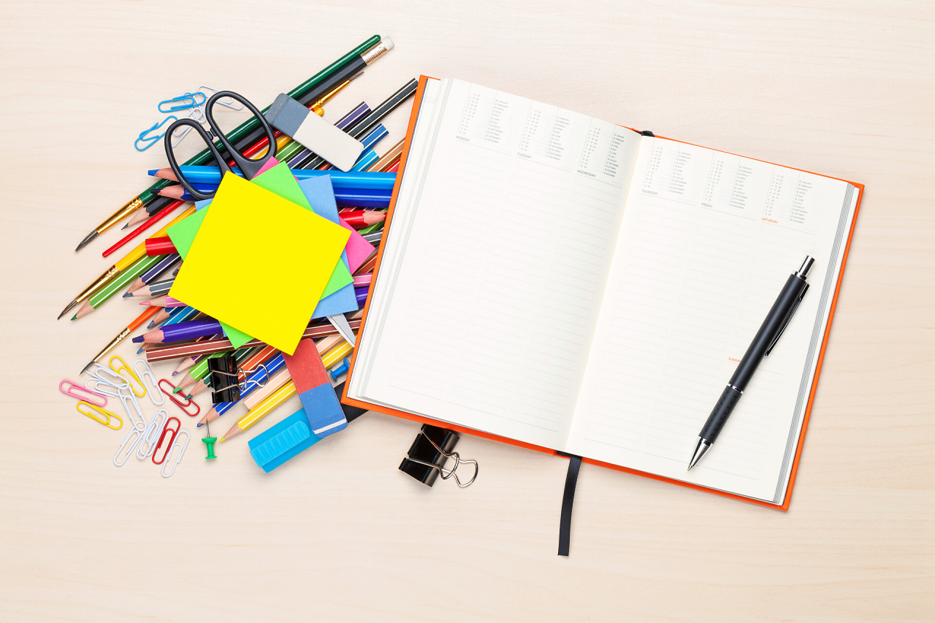 黄色背景上的办公用品学校和办公用品