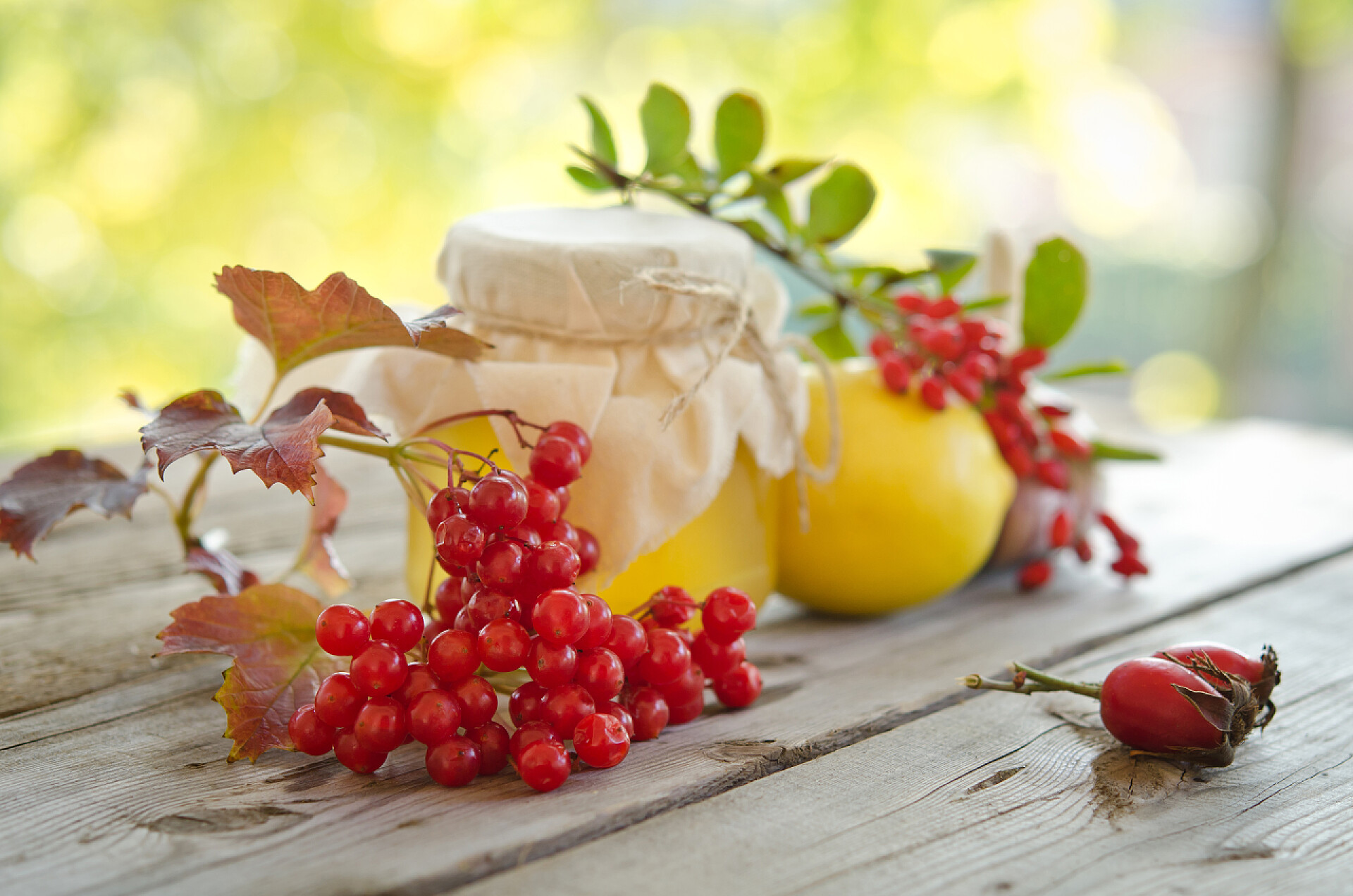 木桌上的蜂蜜和天然水果蜂蜜和其他天然药物为冬季烟，木制的选项卡上的