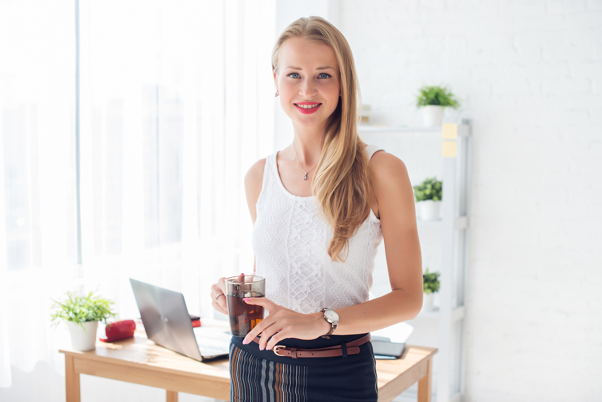 美丽成功的女商人拿着咖啡微笑美丽的成功事业女性的肖像，