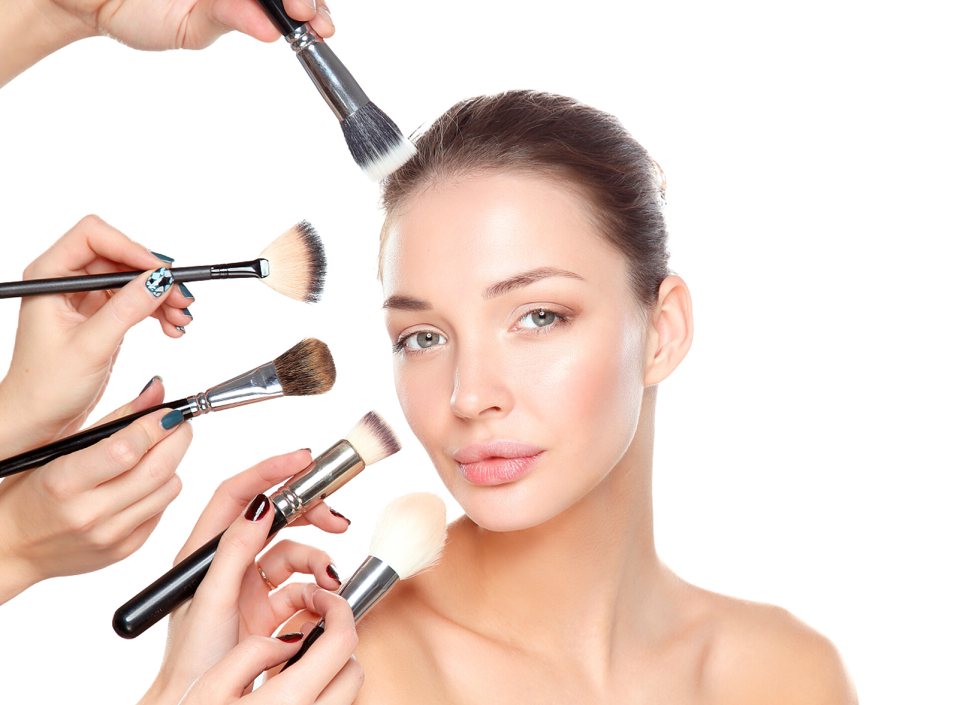 白色背景中美丽的女人和拿化妆刷的手