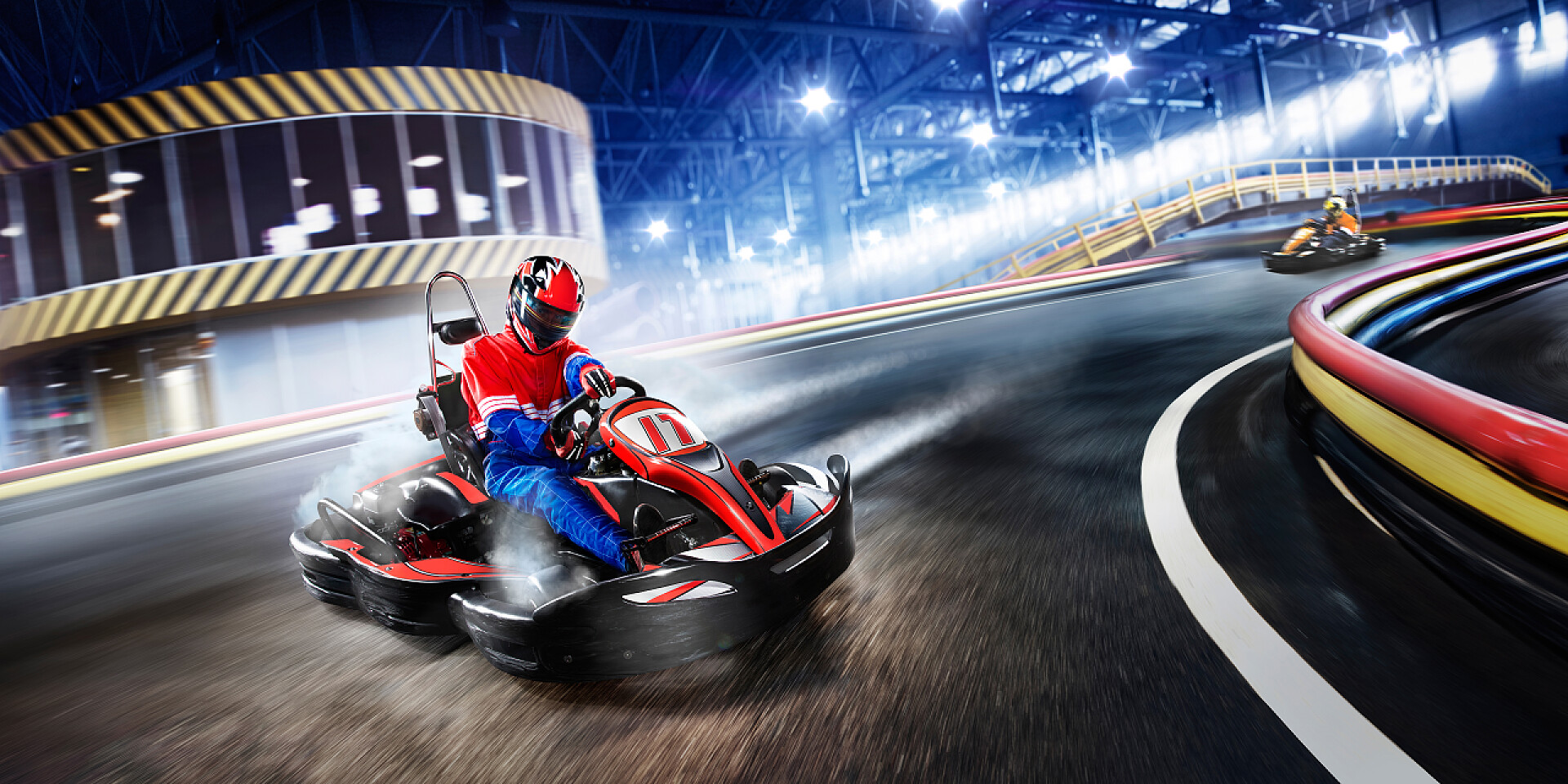 绚烂的背景中两个赛车手正在赛车两车车手的赛车盛大正轨