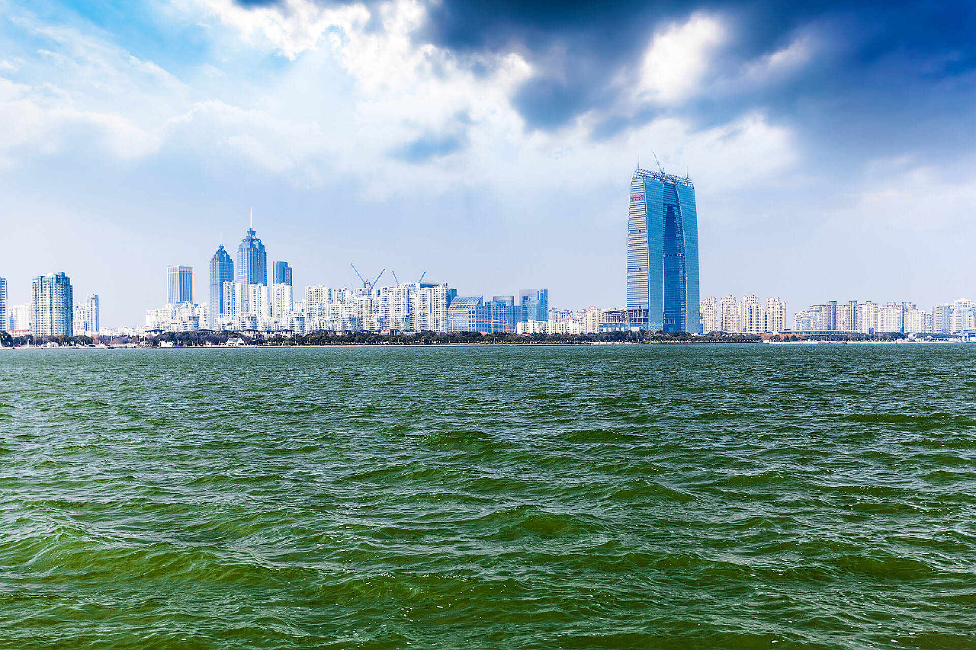 江苏省苏州市东方之门建筑金鸡湖湖和东大门的尘土