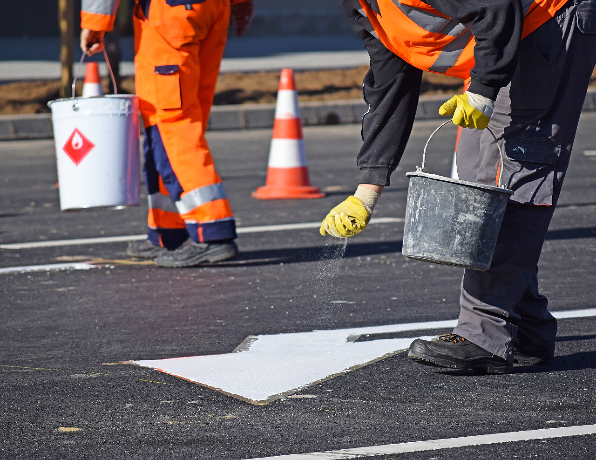 马路工人正在粉刷路上的箭头指引男人是铜官在道路施工