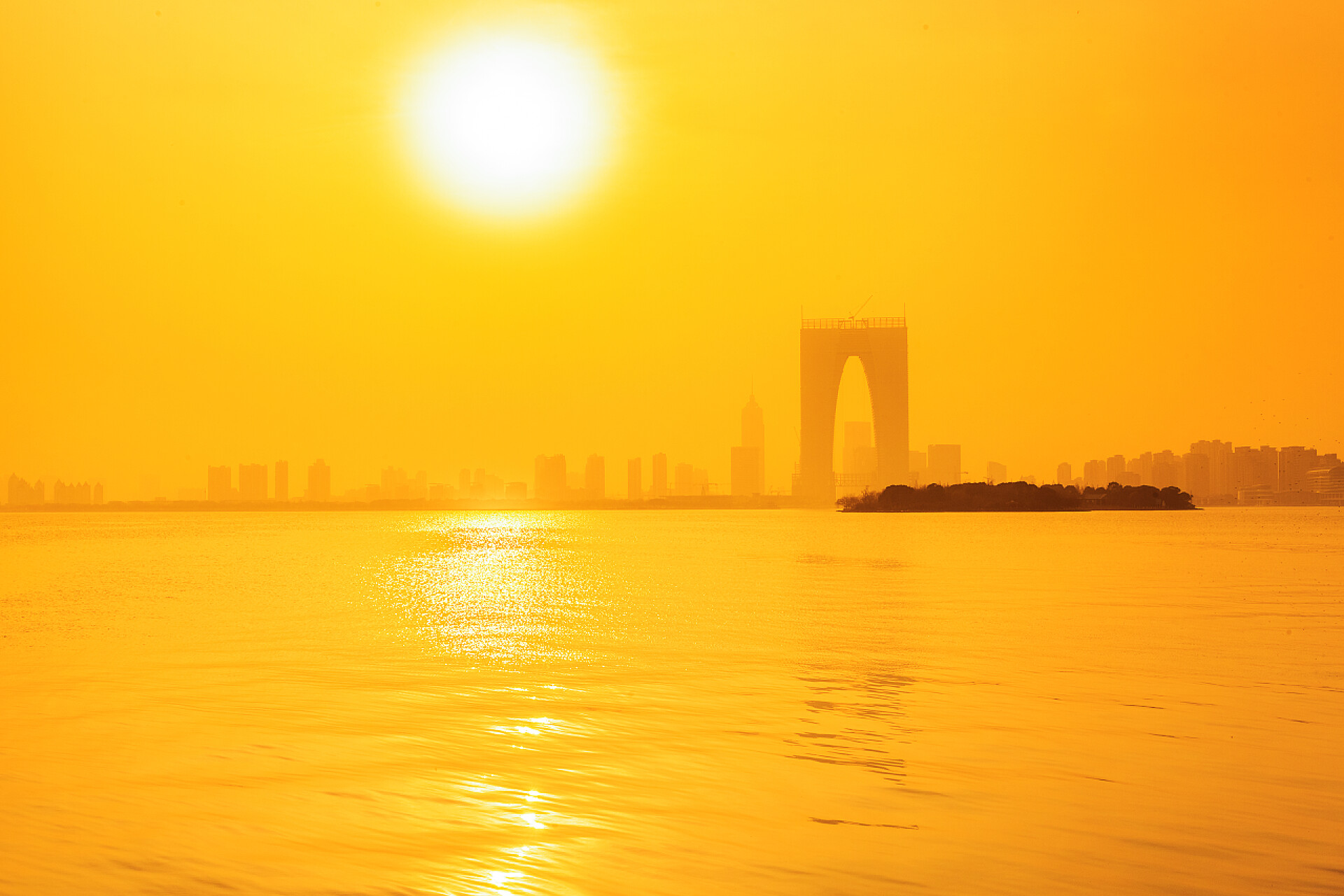 阳光下的江苏省苏州市东方之门建筑金鸡湖湖和东大门的尘土