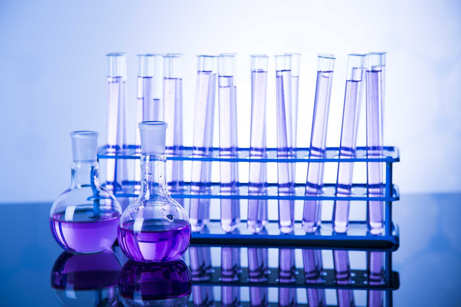 化学实验室里的玻璃容器实验室玻璃，化学科学概念