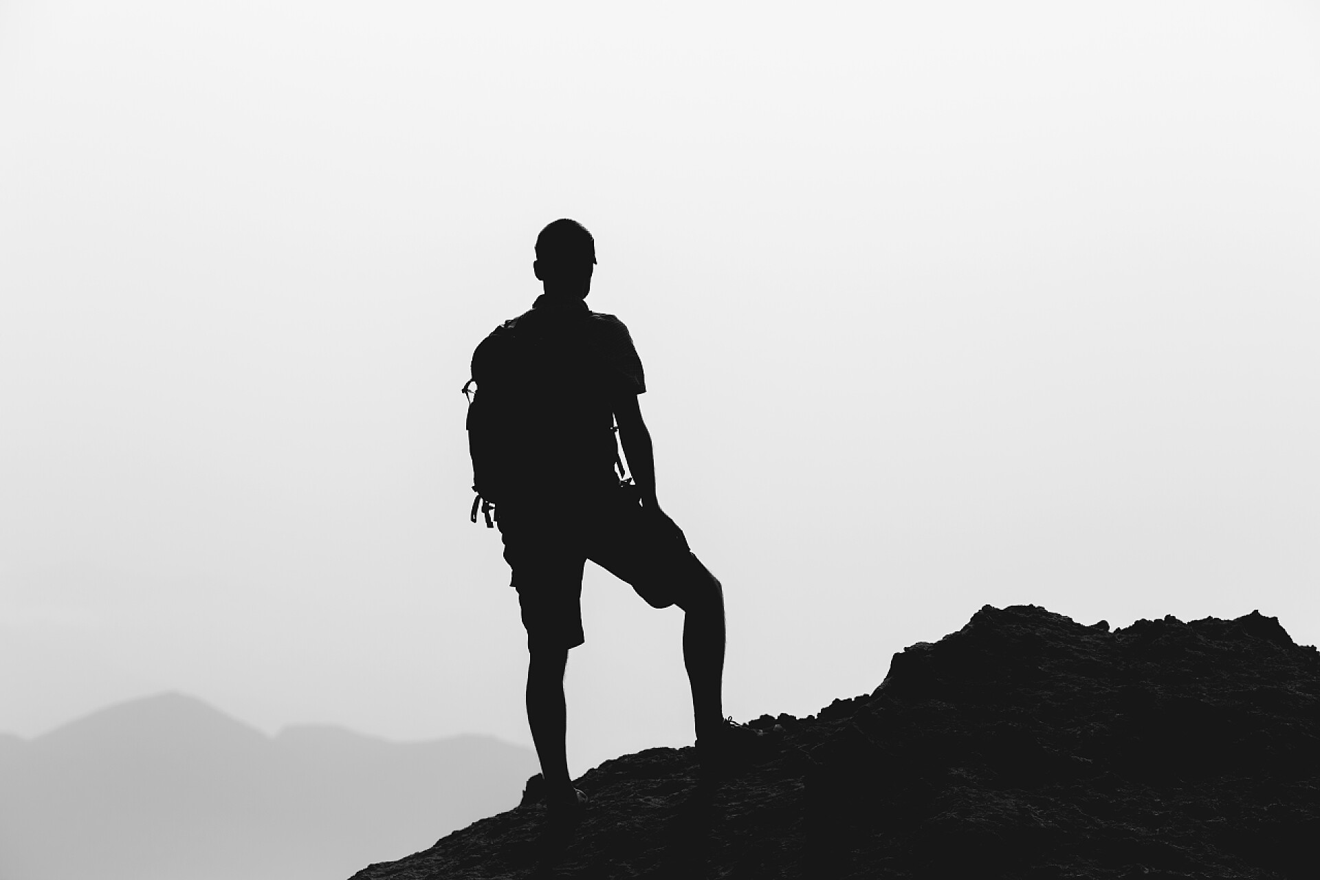 男人徒步登山旅行剪影Man climbing hiking inspiration landscape, travel silhouette