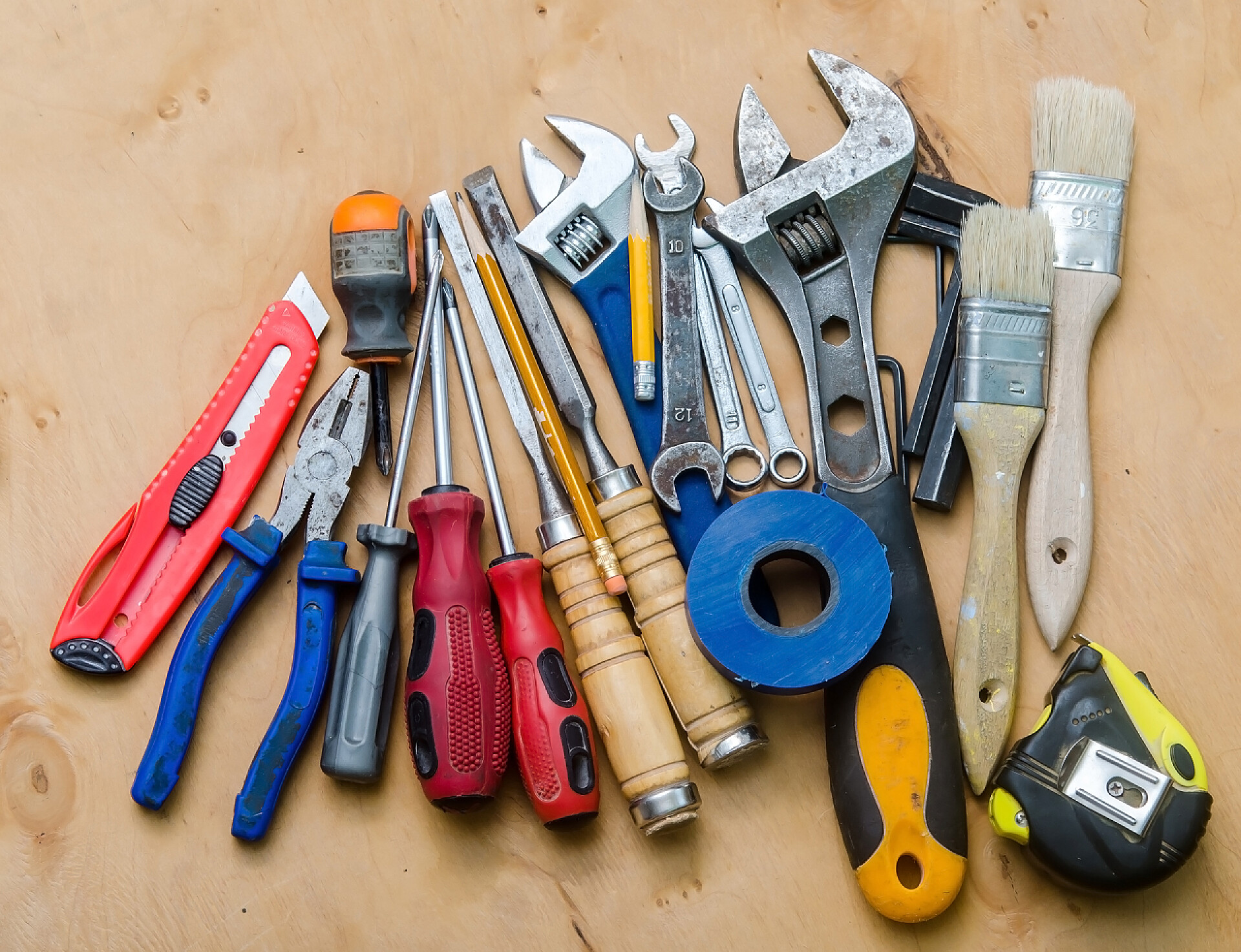 地板上各种各样的工具组的文书