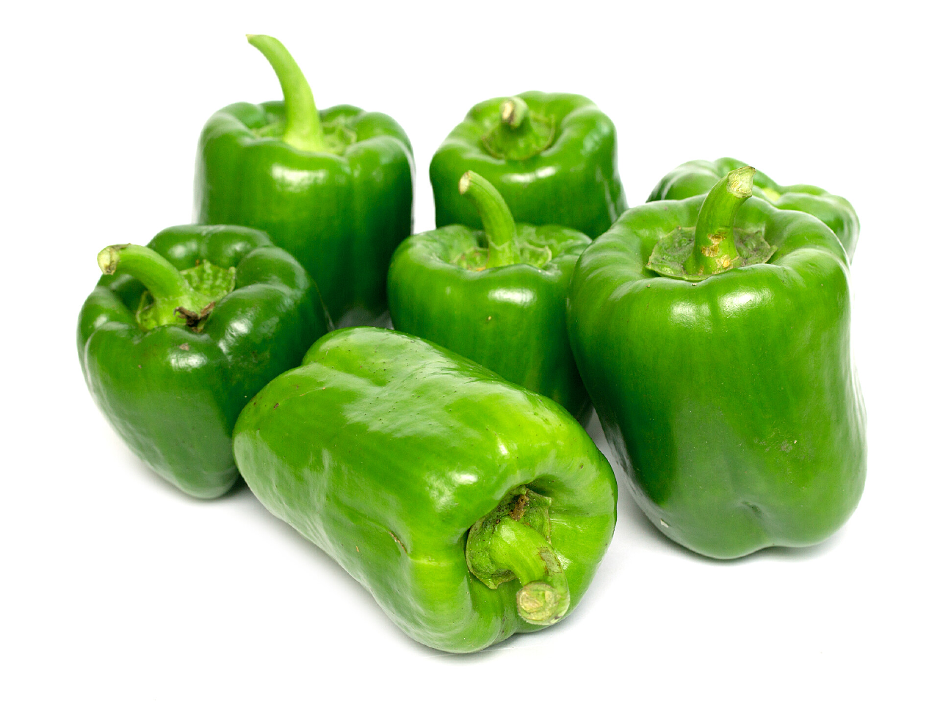 白色背景中的绿色青椒食品配料