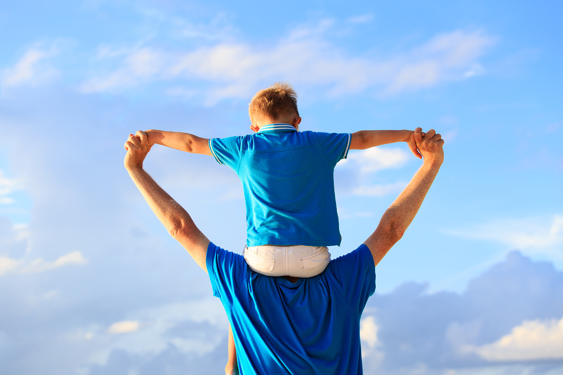 父亲节背景父亲节背景图父亲节人物爸爸父亲父亲节人像父爱感恩父亲节蓝天白云背景中儿子骑在爸爸的肩膀上快乐的父亲和小儿子玩上天空