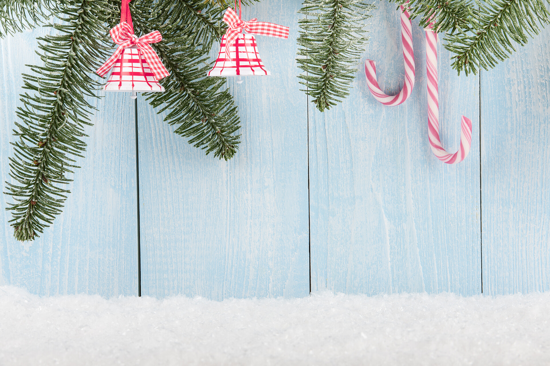 木质背景上的圣诞节装饰品圣诞节和新年的概念背景