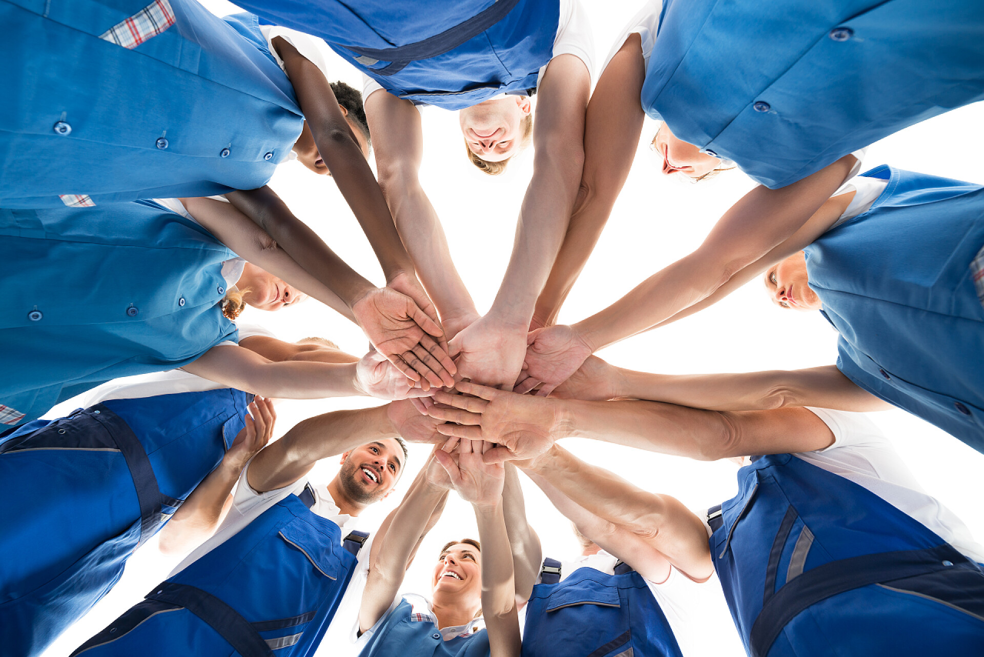 仰拍一个团队的手放在一起加油打气看门人堆挤在手