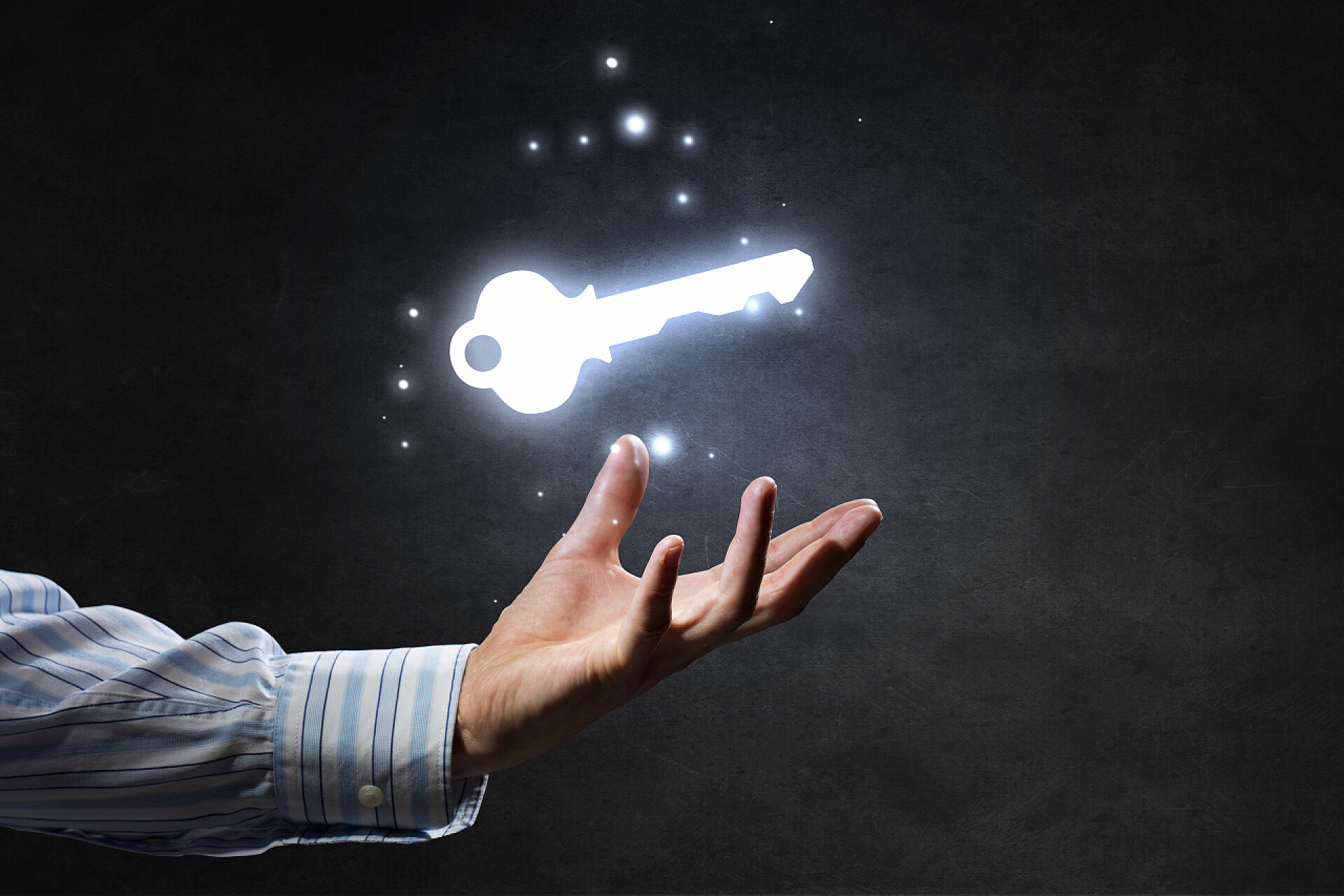 黑色背景中商人手上的钥匙在手键符号