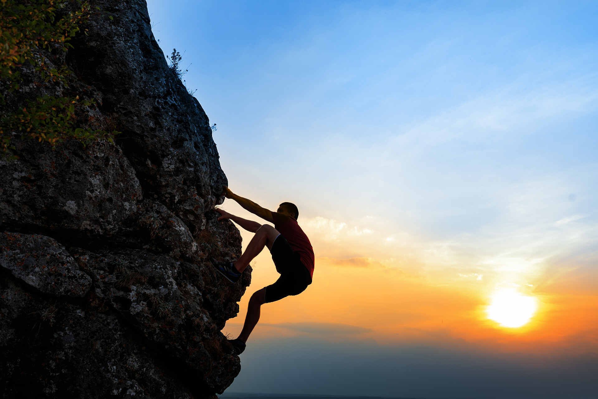 蓝天白云勇敢的攀岩者的剪影