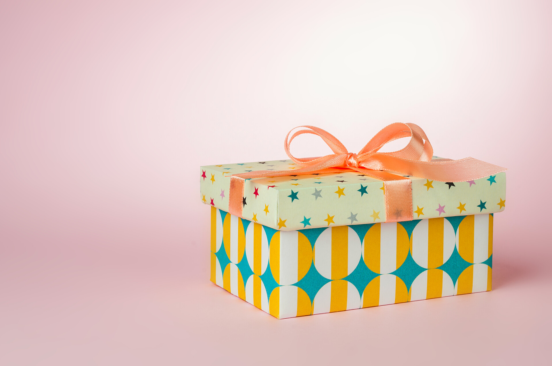 粉色背景上的礼物盒漂亮的礼品盒