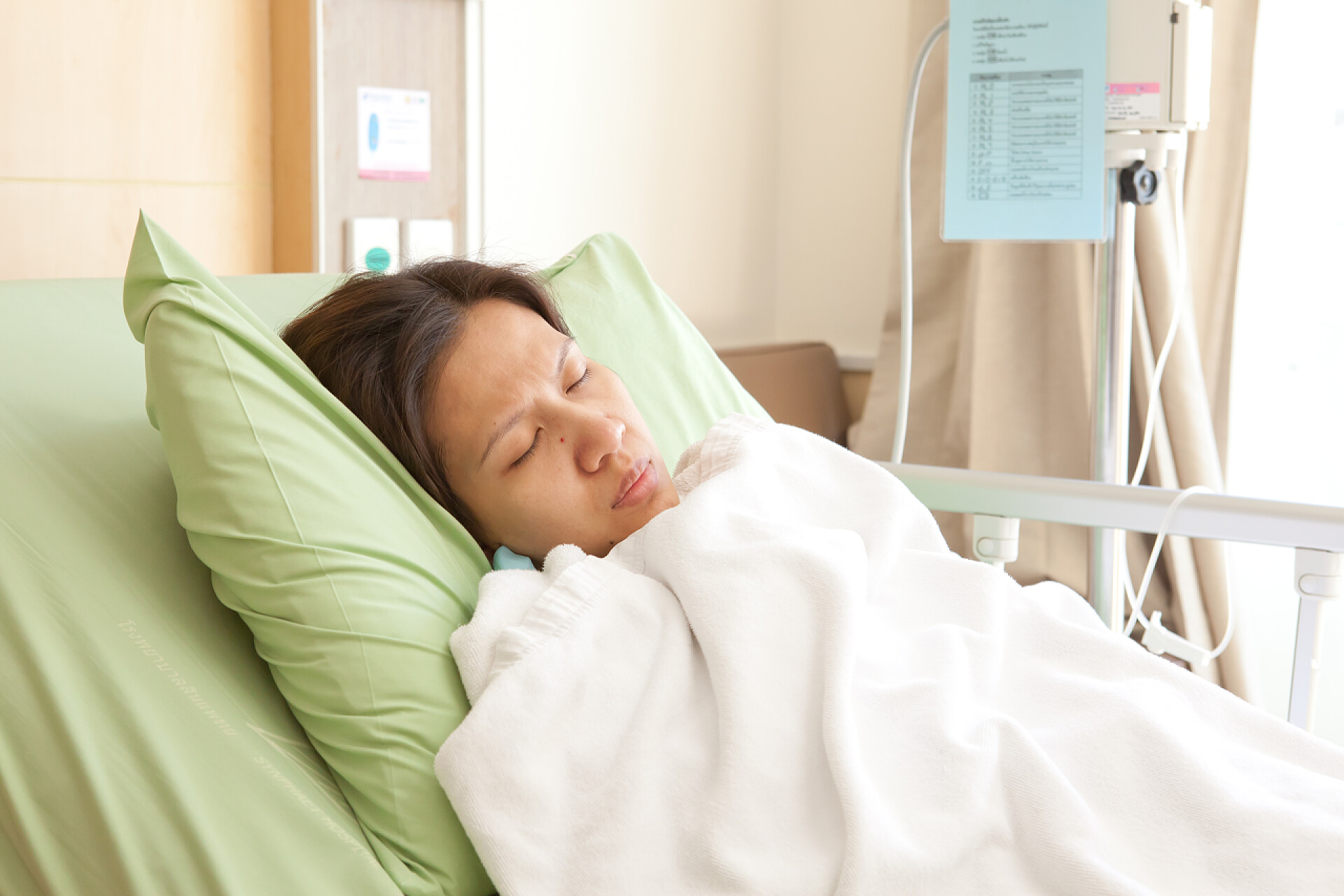 女病人躺在医院的病床上妇女患者在医院