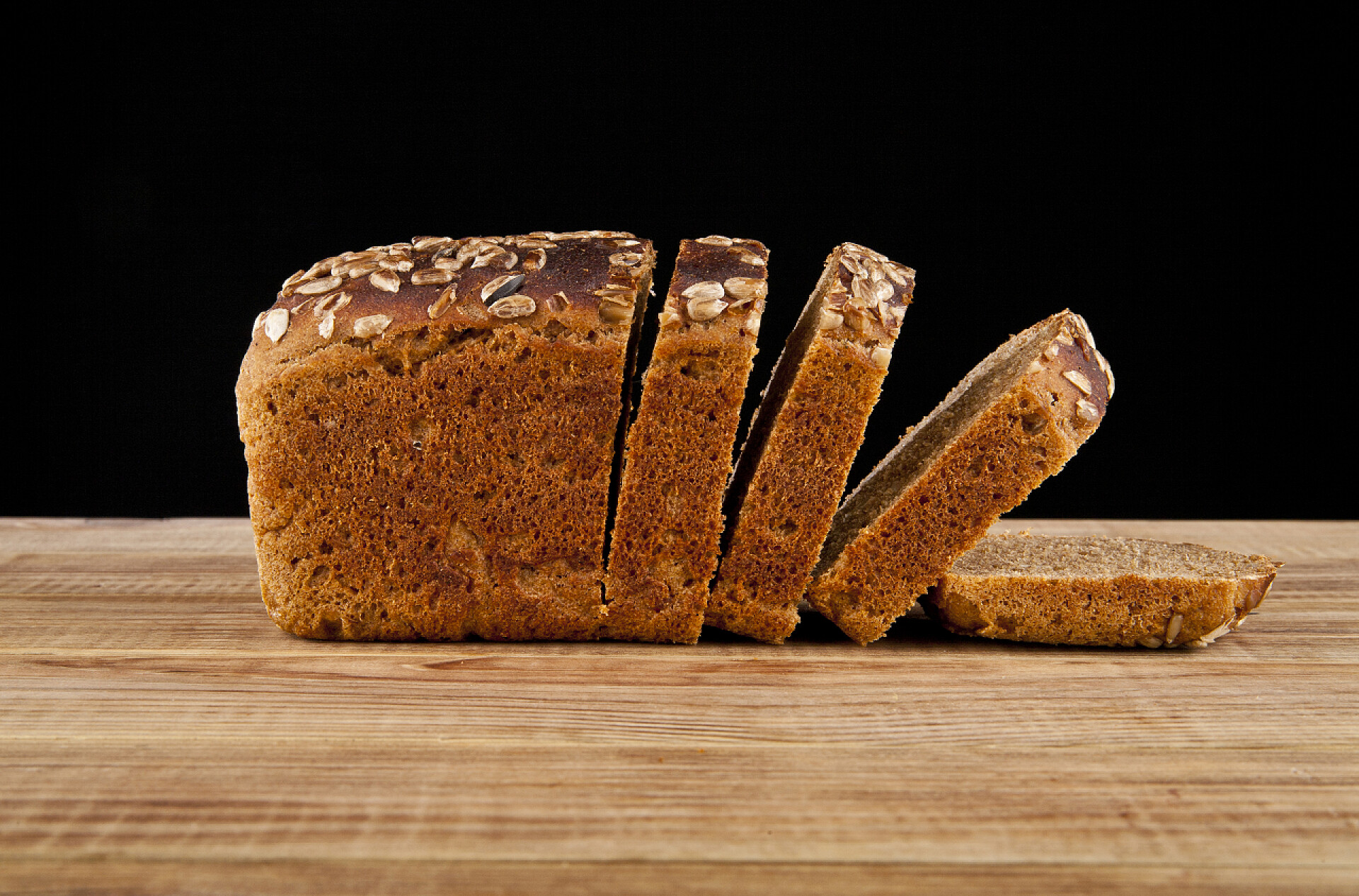 黑色背景上切片面包在黑色的切片的面包
