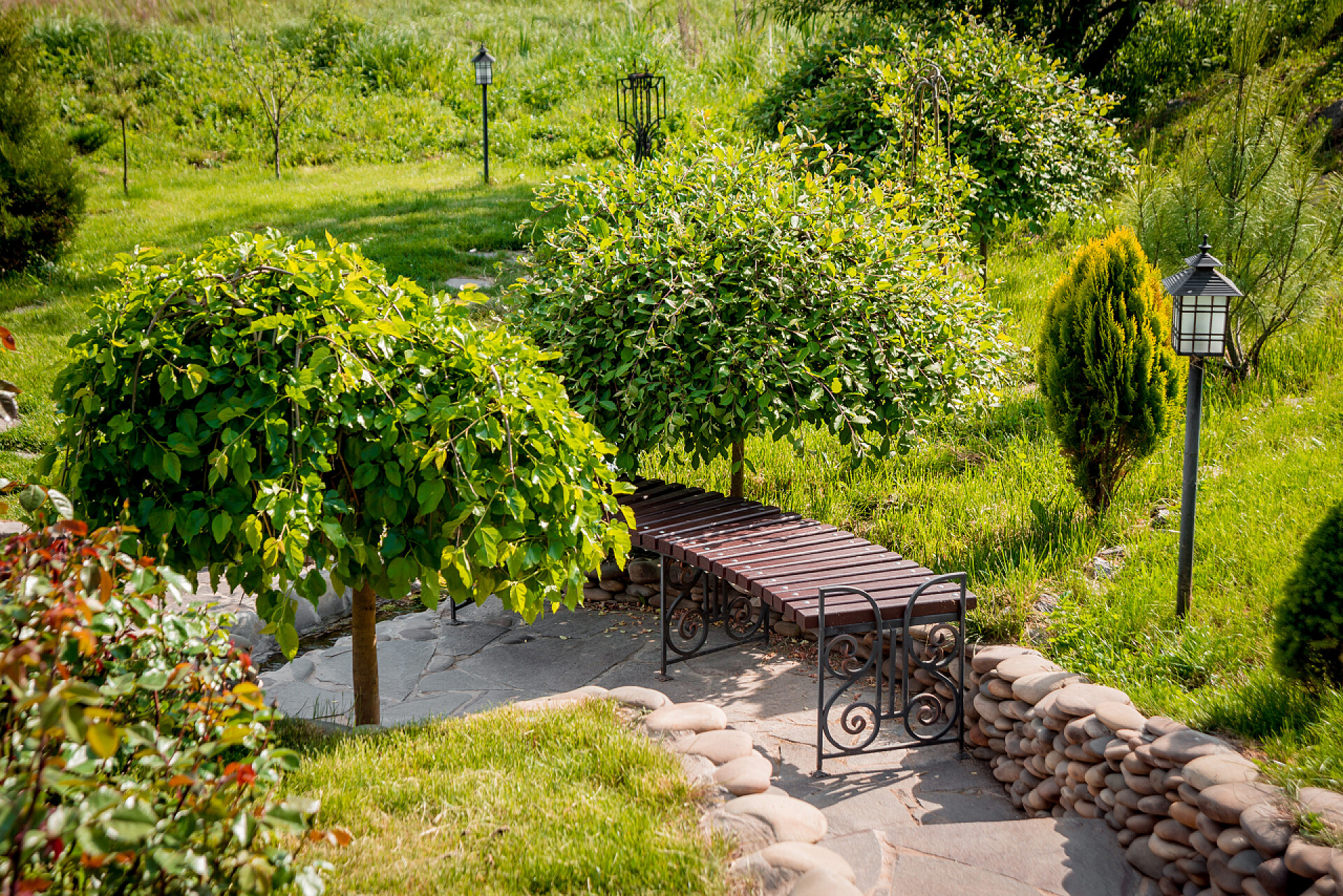 绿色园林里的板凳绿色园林的花园