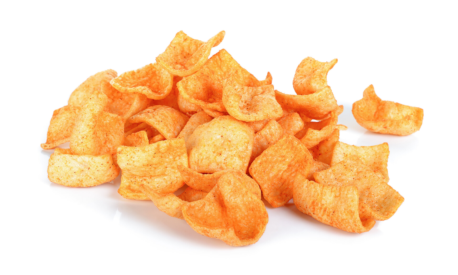 白色背景上的香料薯片孤立在白色背景上的小吃