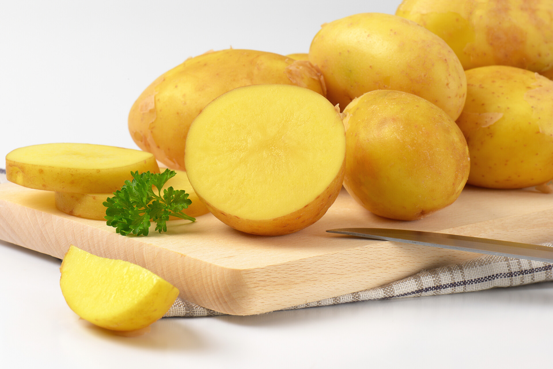 放在木砧板上的土豆在砧板上的生肉马铃薯