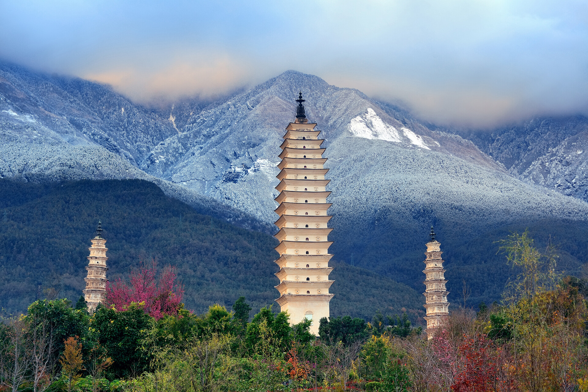 雪山脚下的古塔大理寺观