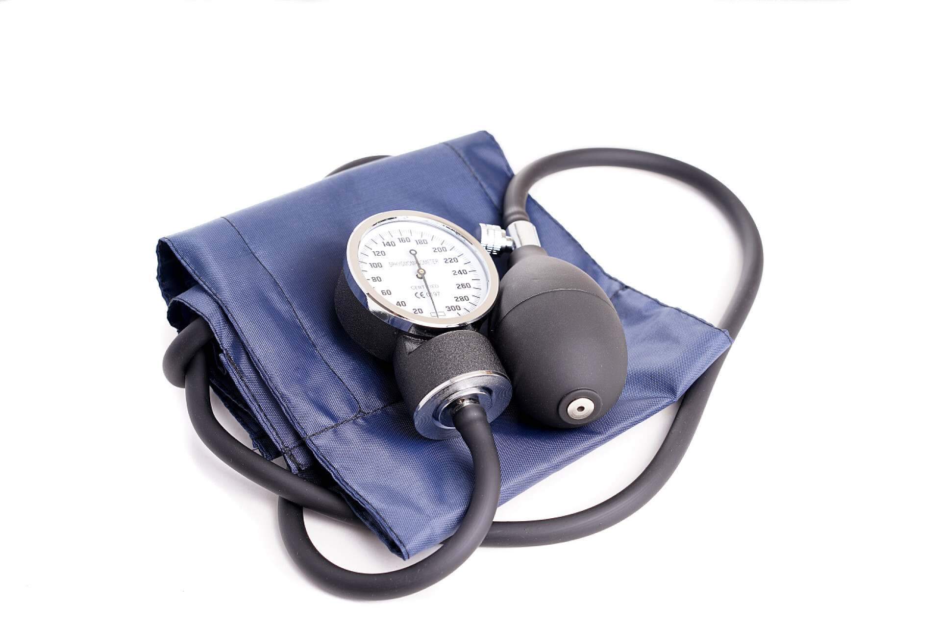 白色背景上的血压计血压监测器