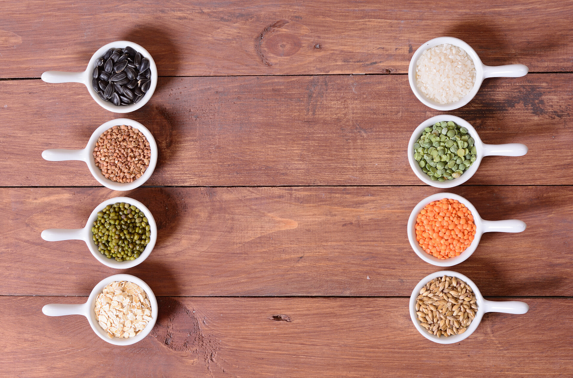 木桌上八宝粥的原材料在陶瓷碗麦片