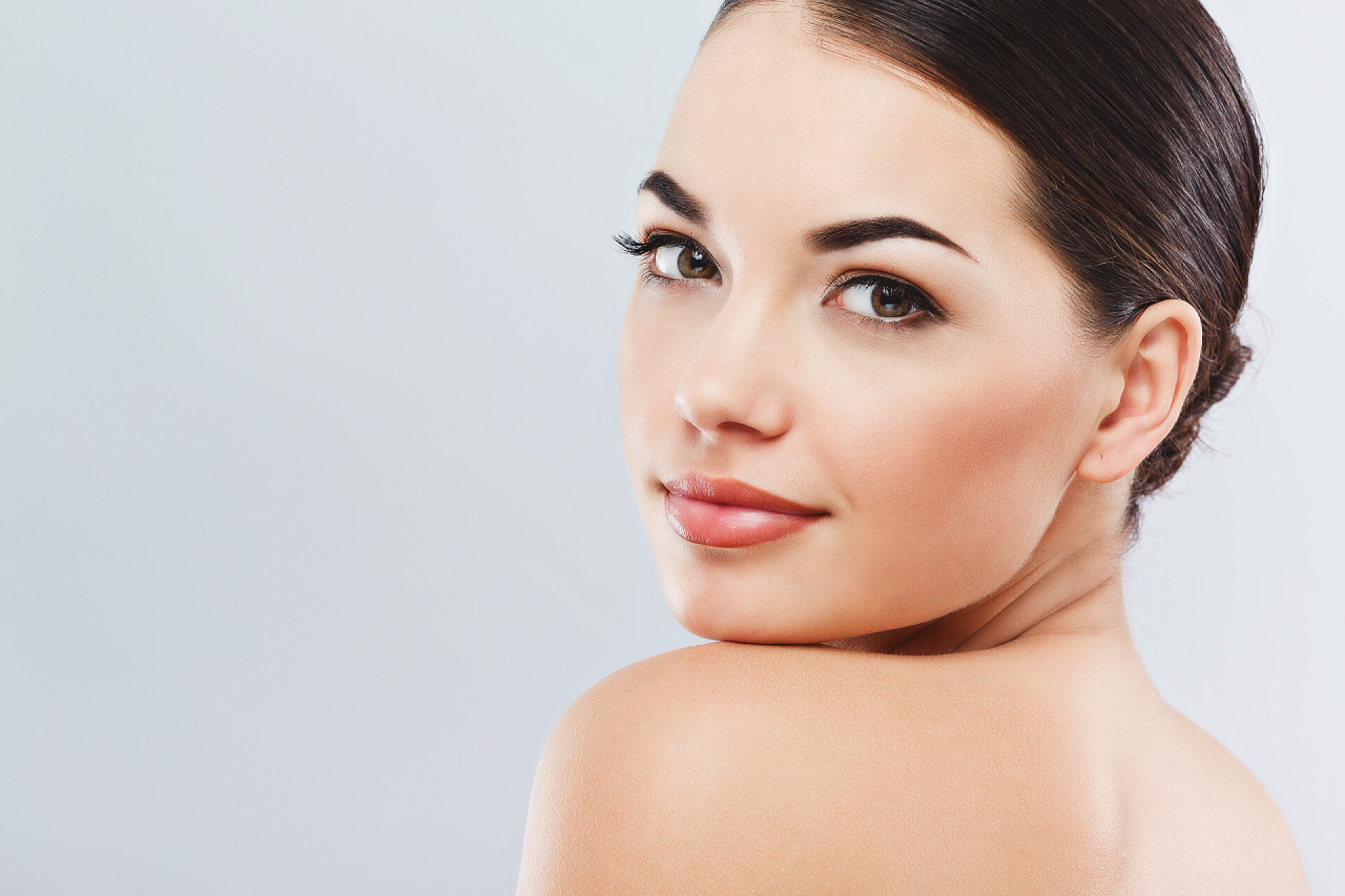 灰色背景上的美女五官Gorgeous girl with dark hair