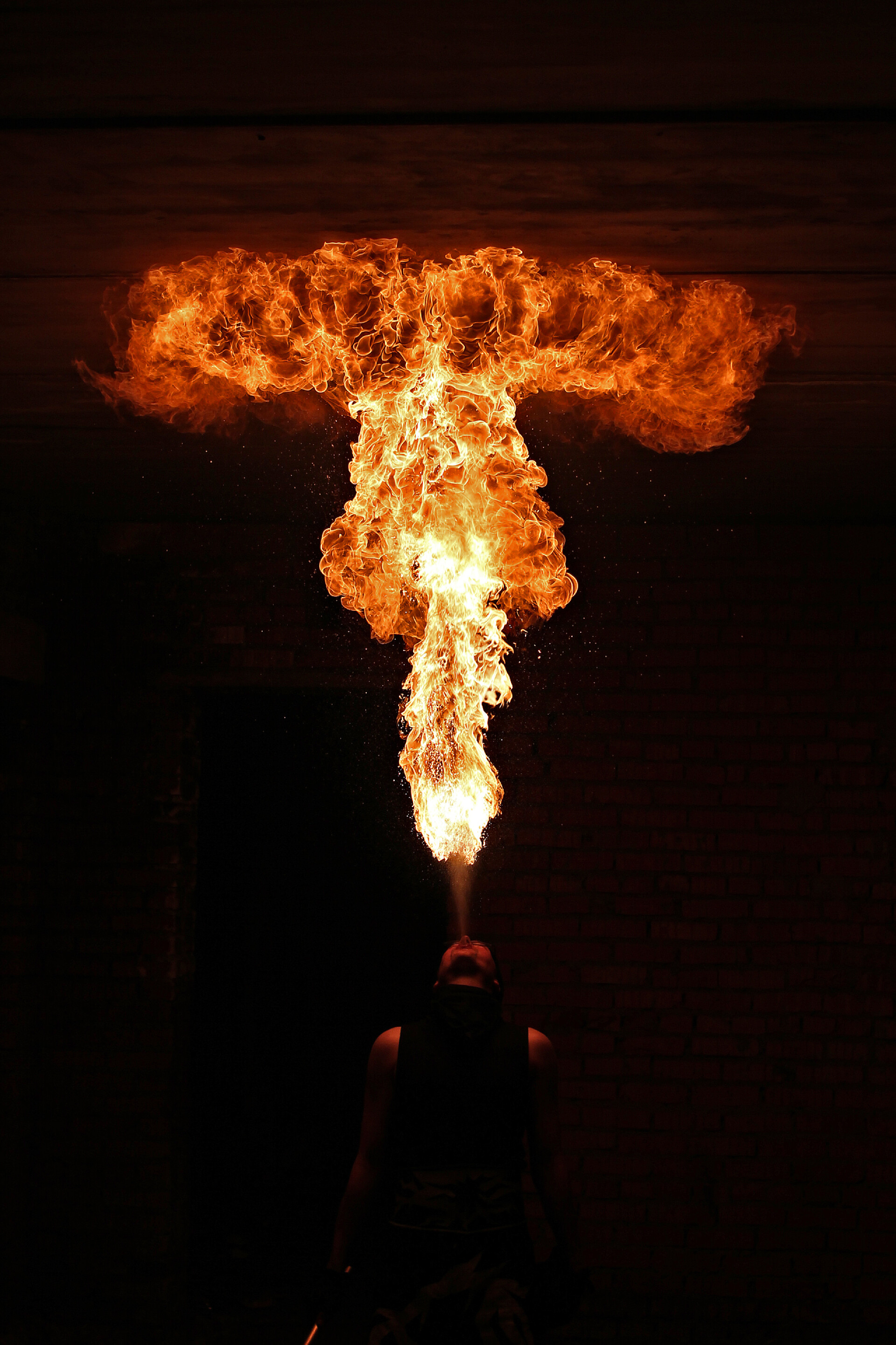 黑色背景上表演喷火的表演艺术家消防艺术家表演吐火 