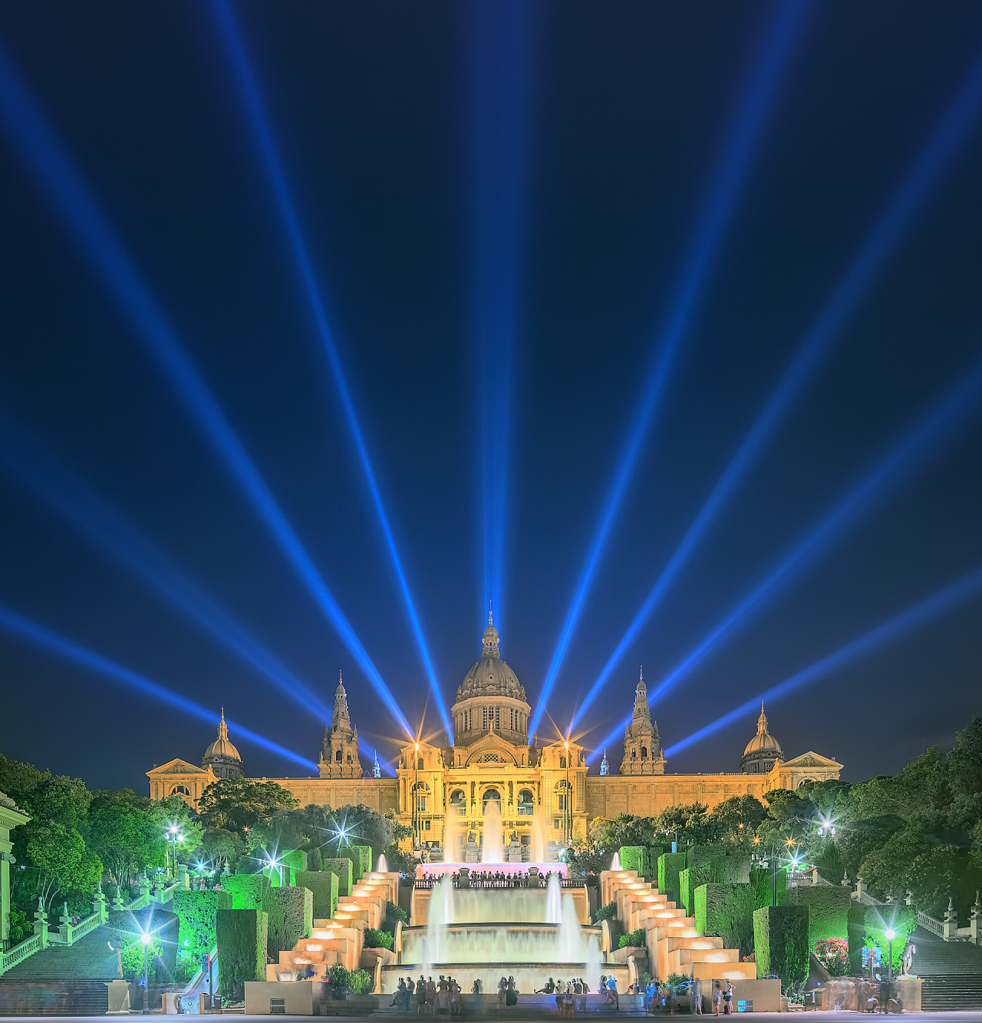 喷泉灯光秀夜景在巴塞罗那的魔法喷泉的夜景