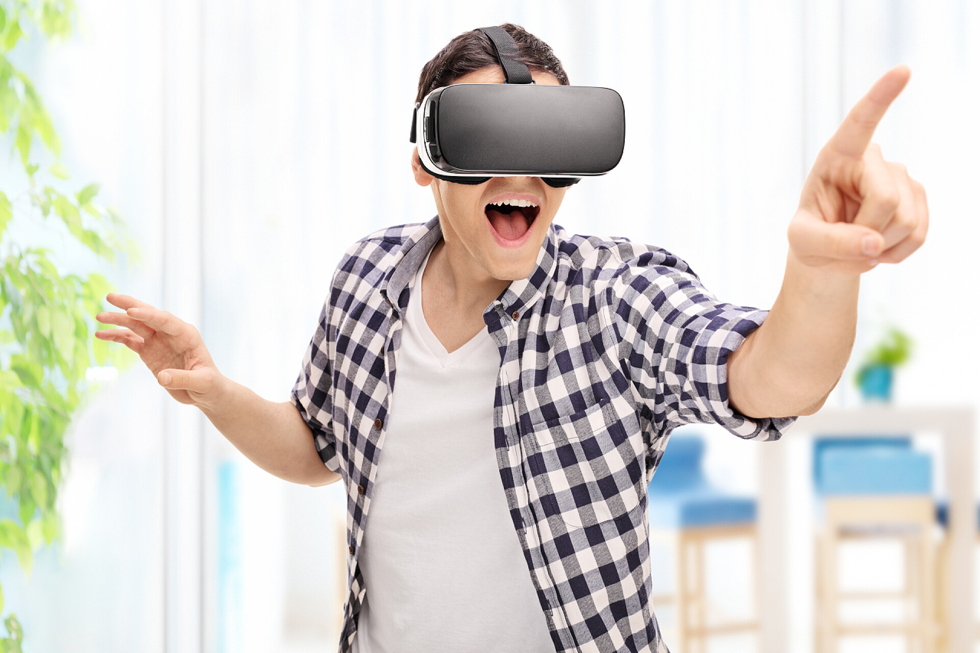 年轻人在试用虚拟现实眼镜年轻人体验虚拟现实 