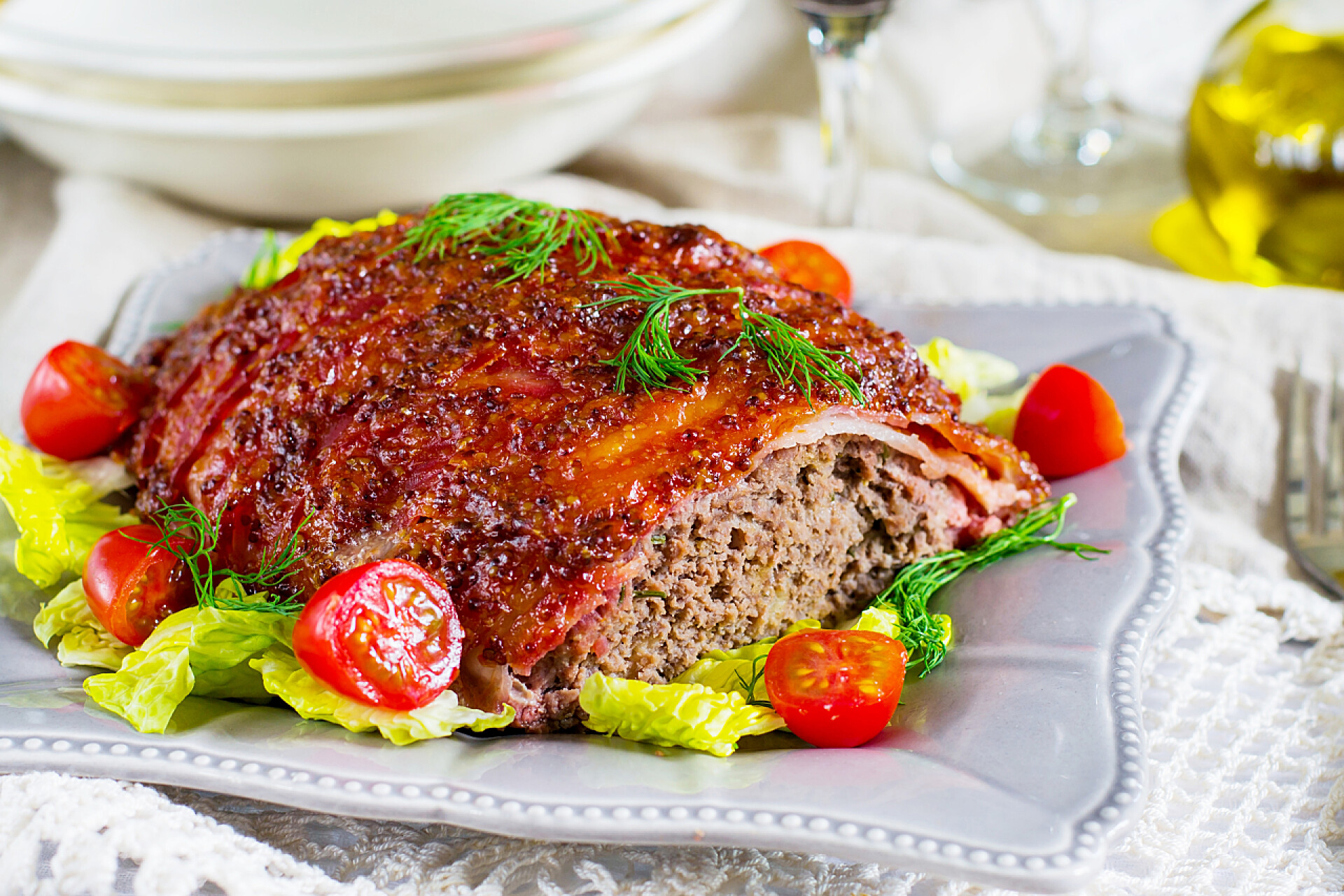 牛肉饼和植物培根和芥末地壳与牛肉肉饼