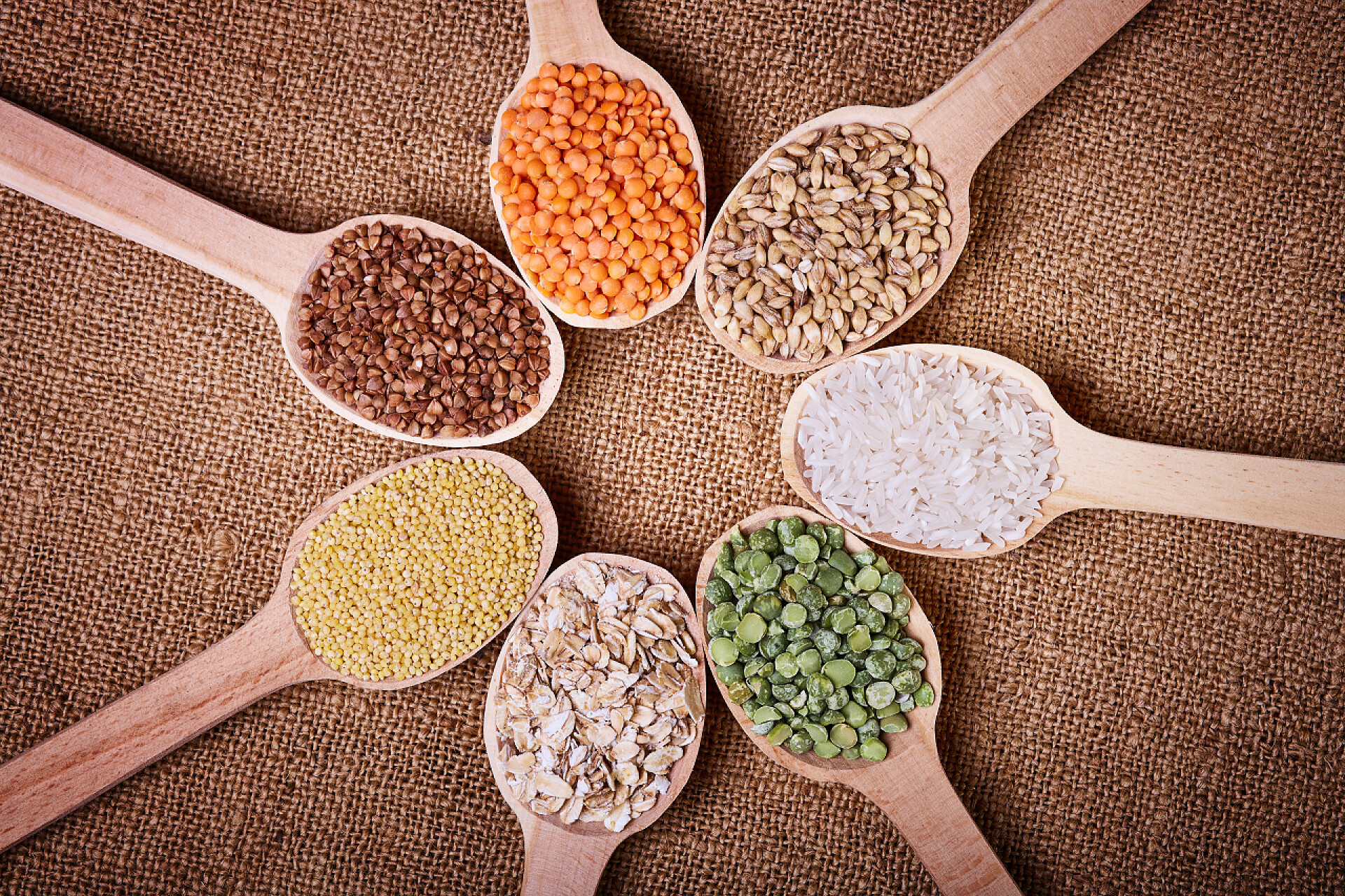 麻布上谷物麦片原材料展示图各种各样的谷物上麻布