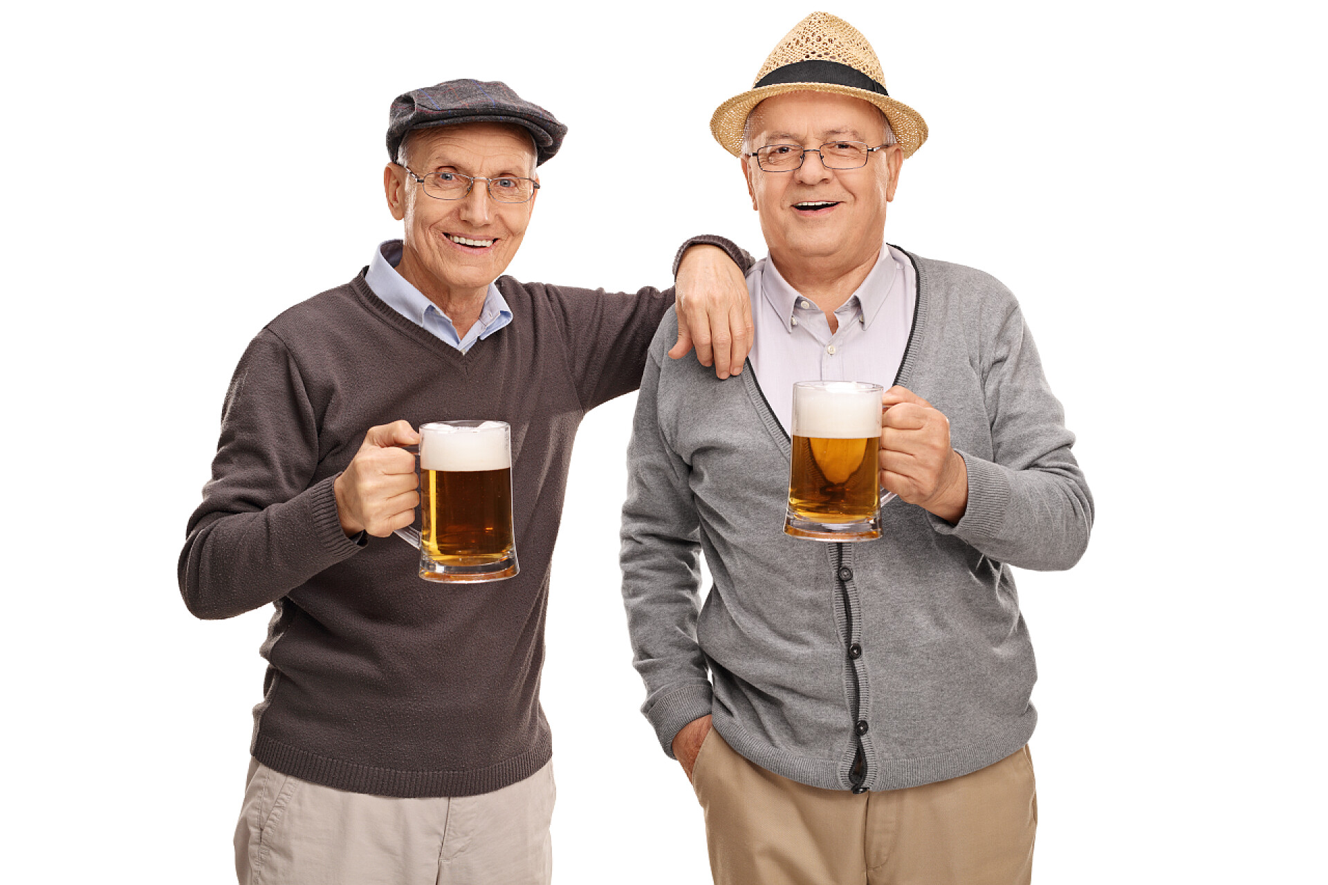 两名老年人拿着酒杯笑看镜头两个老朋友喝啤酒 