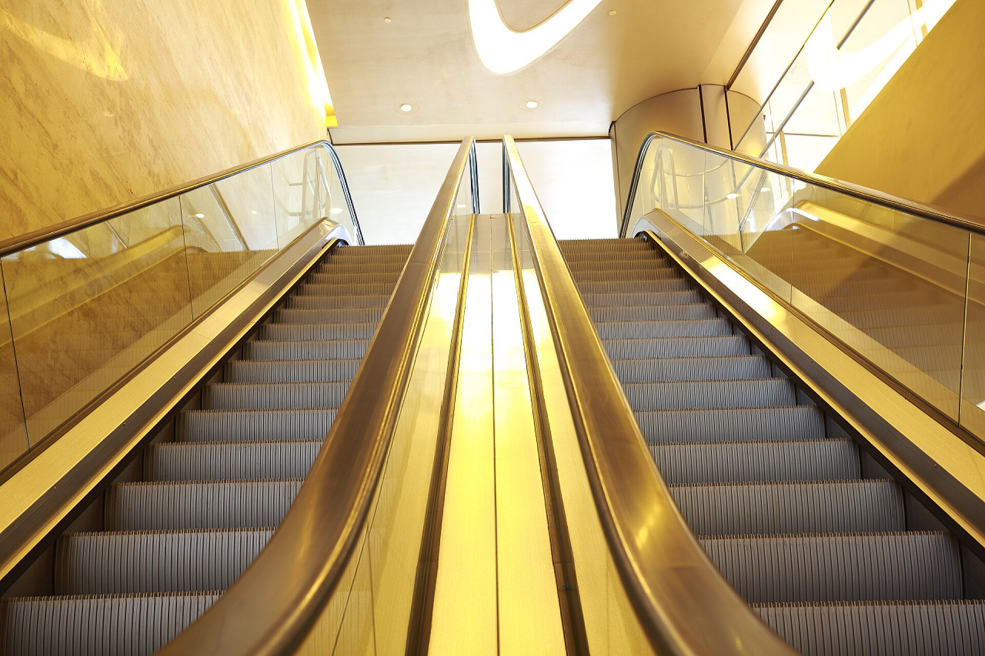 办公大楼室内扶梯和楼梯办公大楼室内扶梯和楼梯