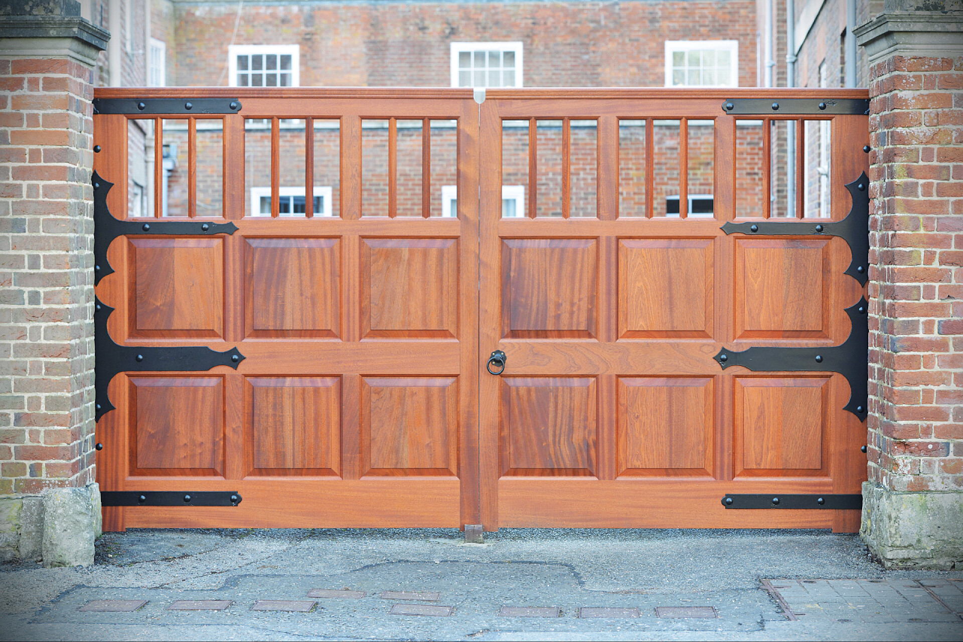 封闭的小区入口大门紧闭封闭的木门  