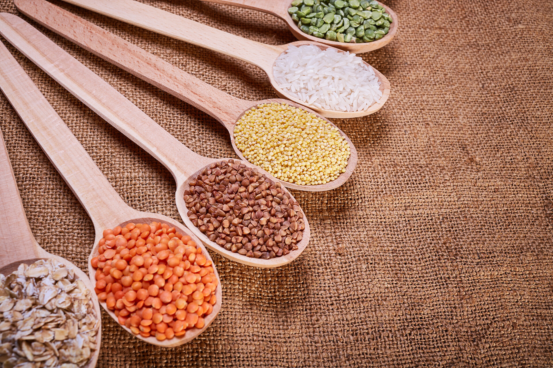 棉麻布上勺子里的食材与被解职的去壳的勺子