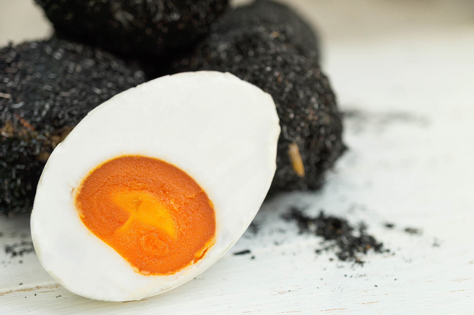 桌子上的咸鸭蛋木材白色背景上的咸的鸭蛋 