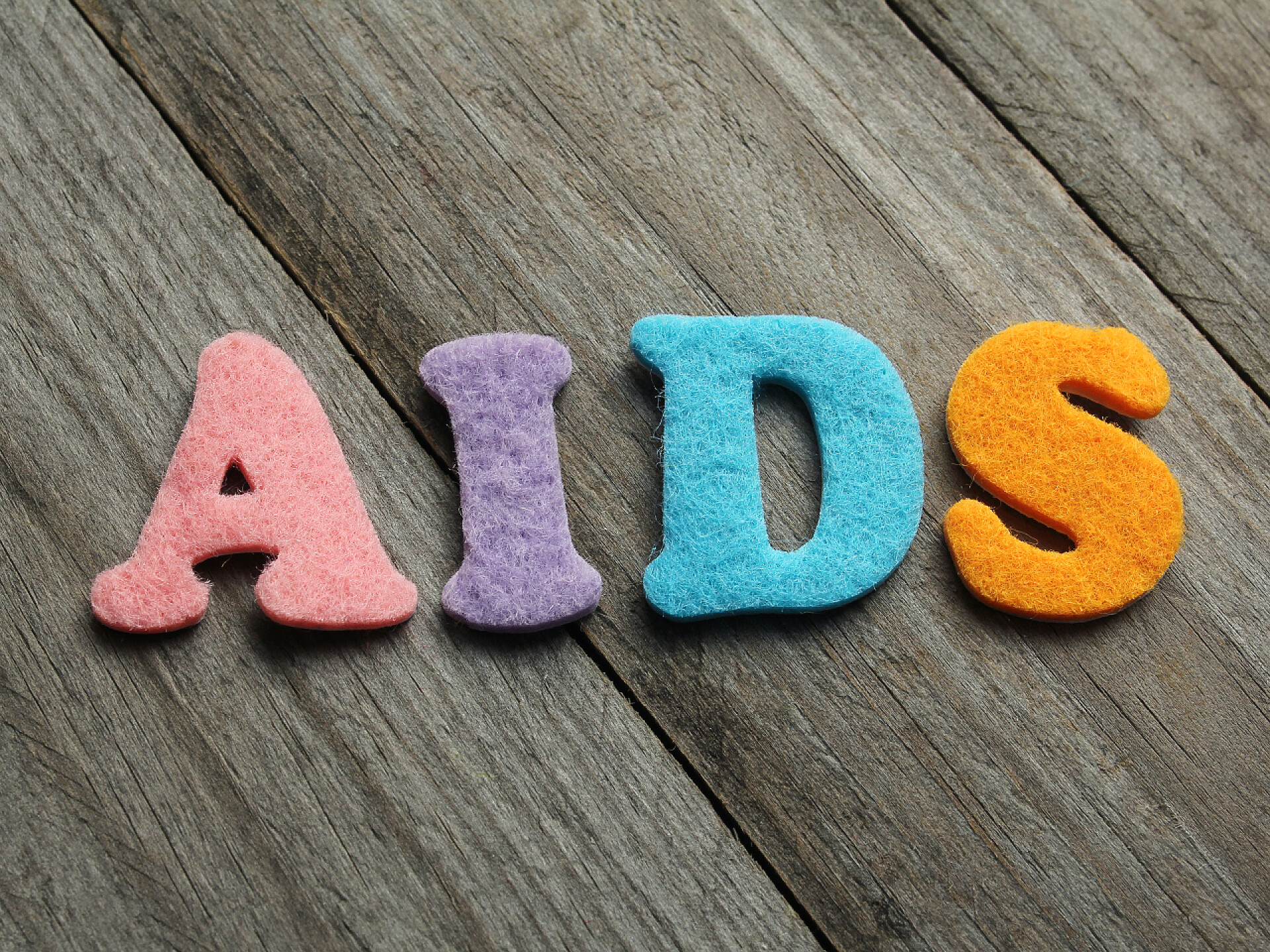 字母缩略词在木制的背景上艾滋病 （获得性免疫缺陷综合症） 首字母缩略词在木制的背景