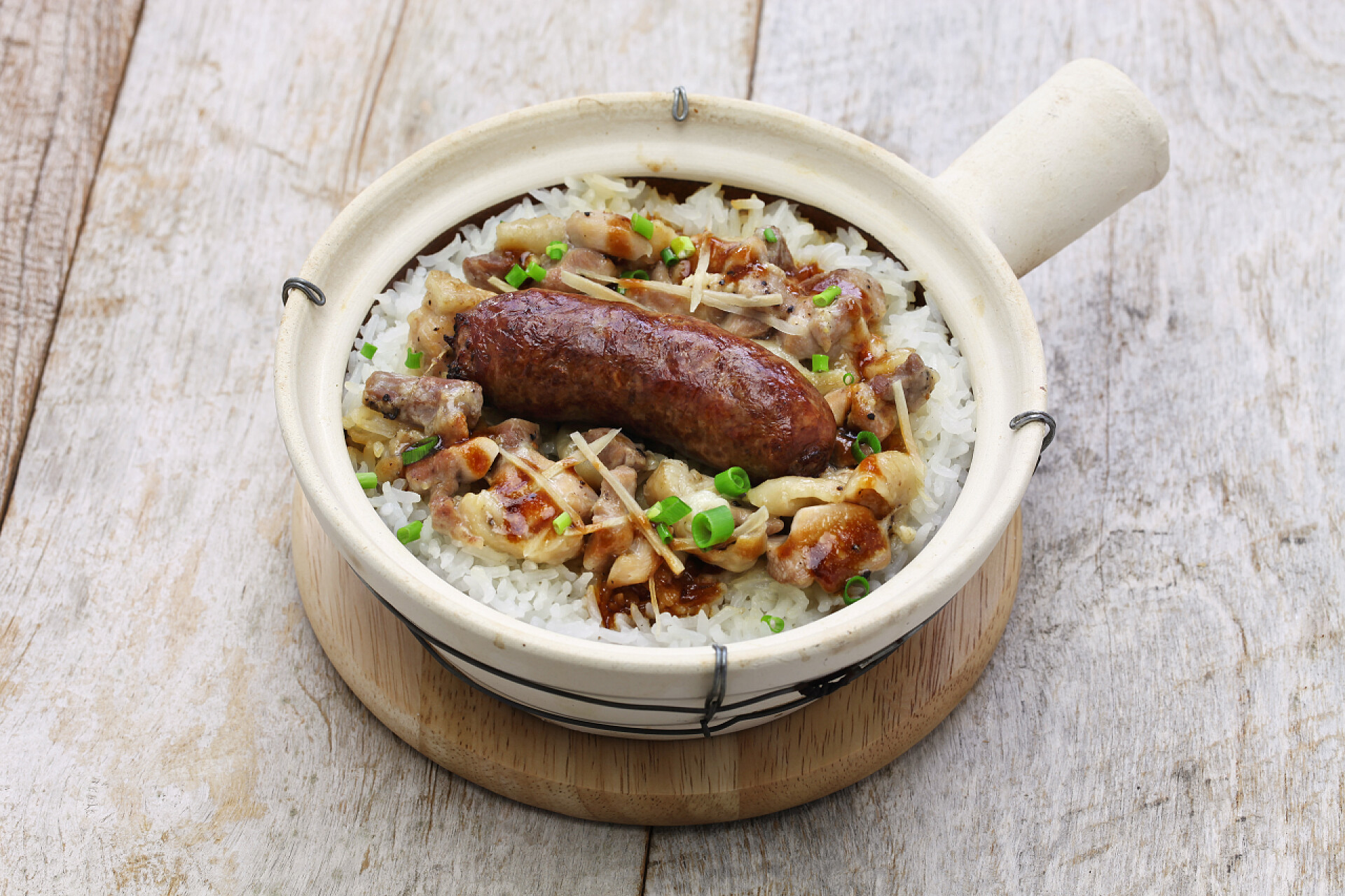 木板上的中式香肠和广东菜煲鸡饭水稻在广东菜煲