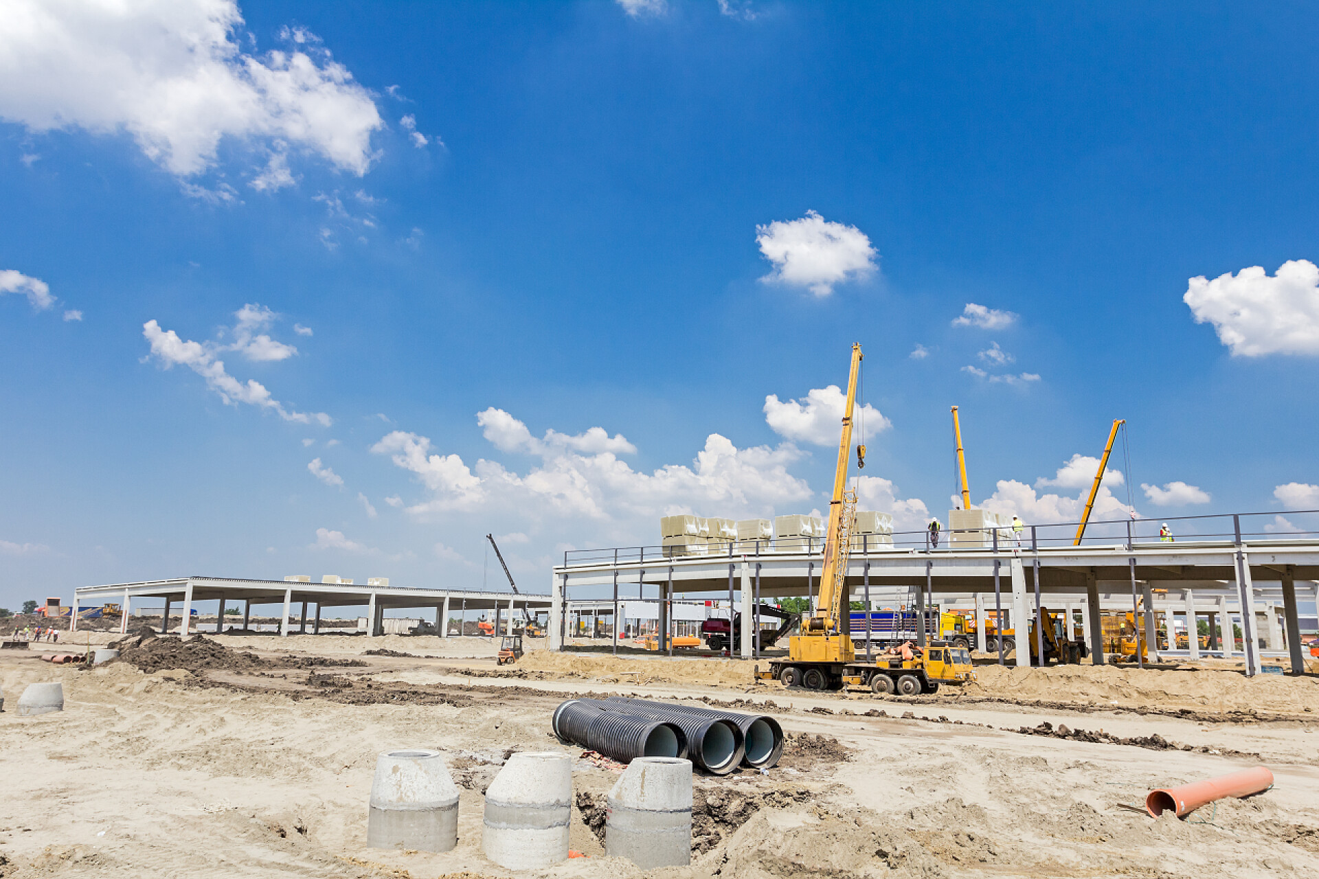 蓝色天空下的施工现场混凝土排水沙井组装和排队上建设