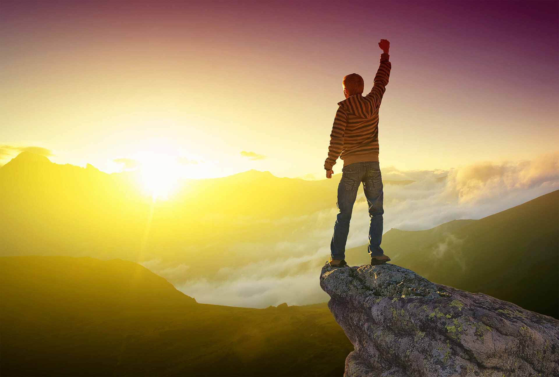 在山顶上的男性登山爱好者在山顶上的赢家剪影