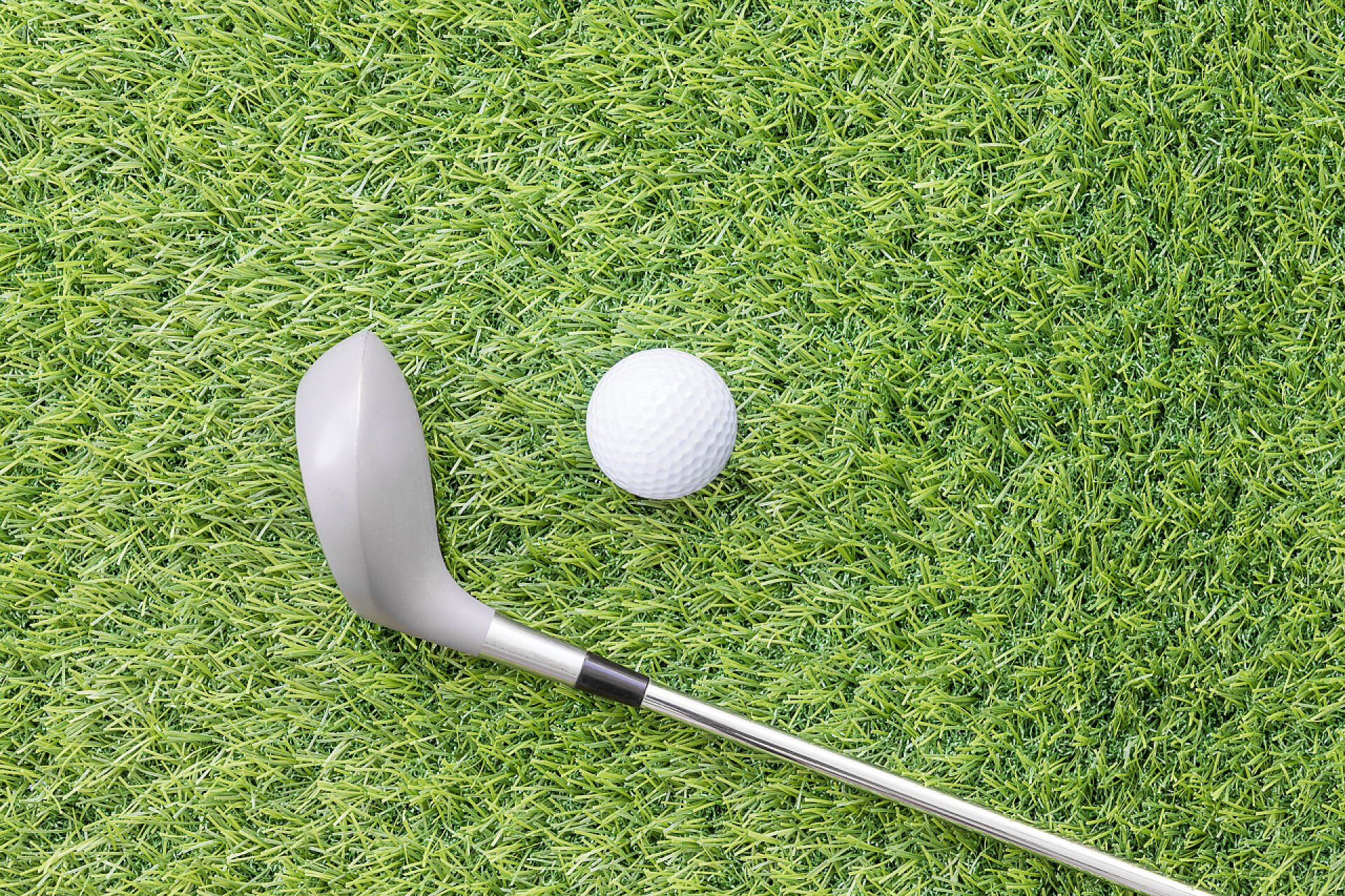 高尔夫球场上的球杆和球与高尔夫设备相关的运动对象 