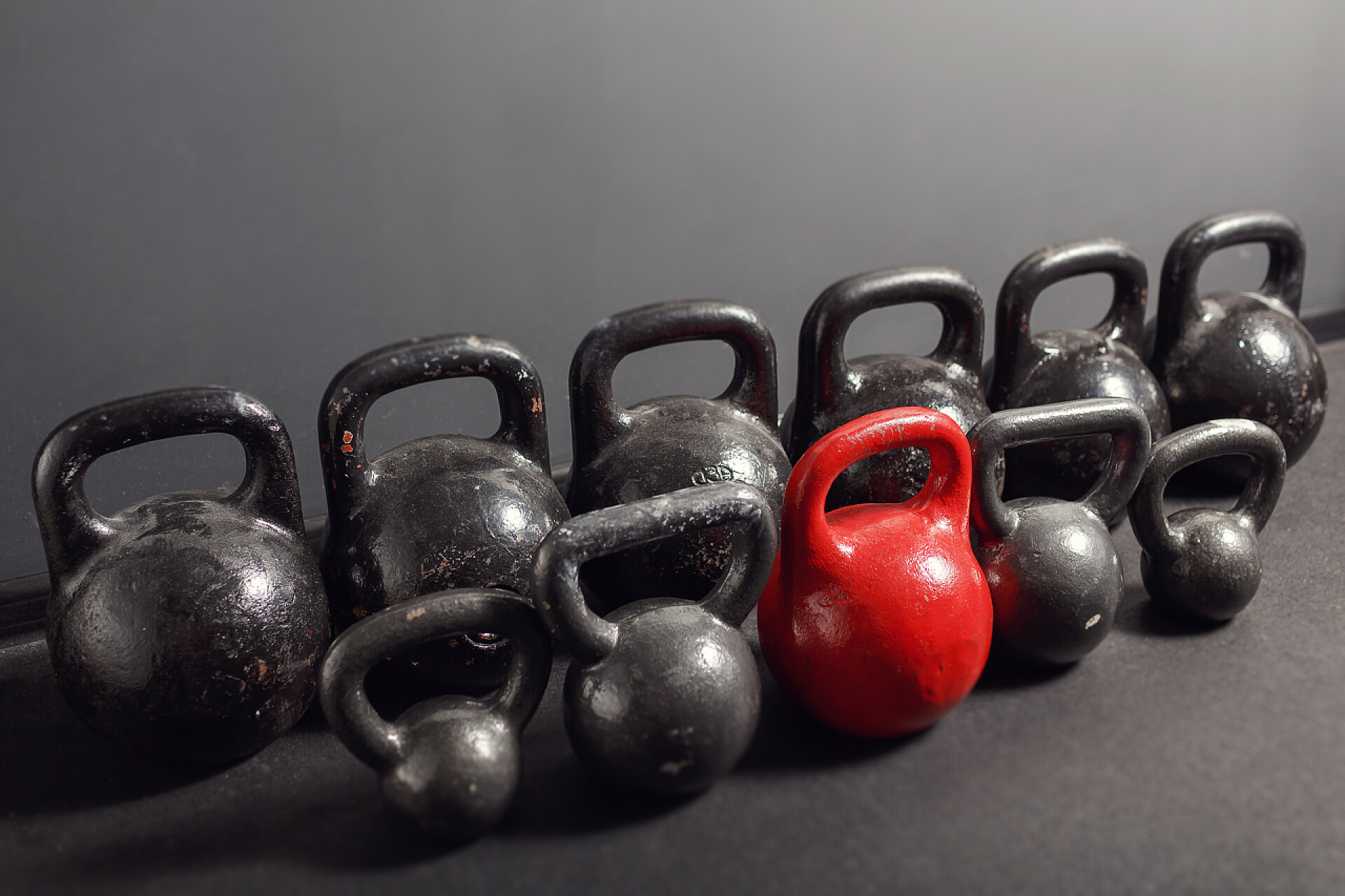 不同尺寸的壶铃躺在健身房不同尺寸的壶铃
