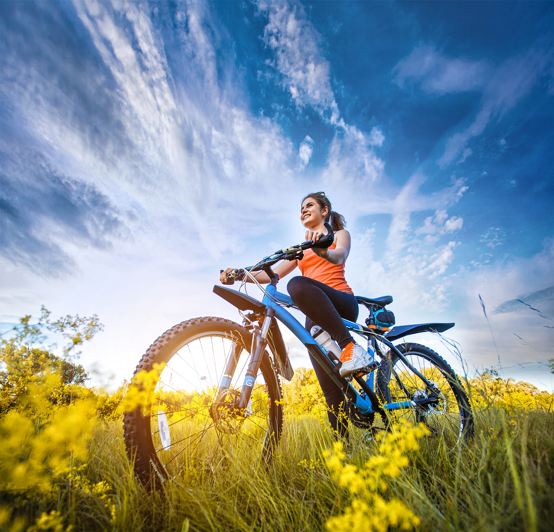 户外骑山地自行车的女人