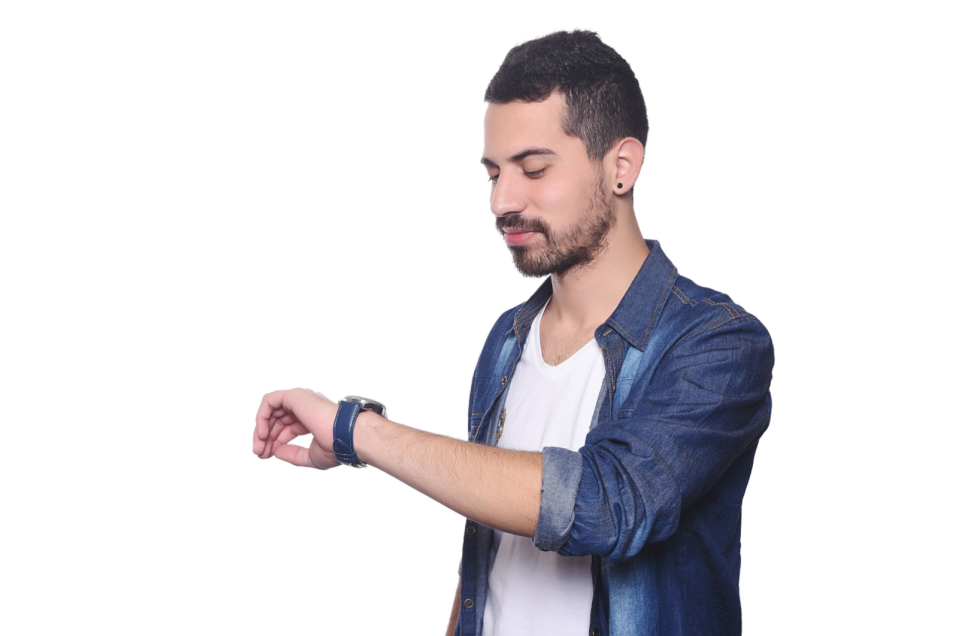 孤立在白色背景上看手表的男人拉丁人看手表的肖像 .