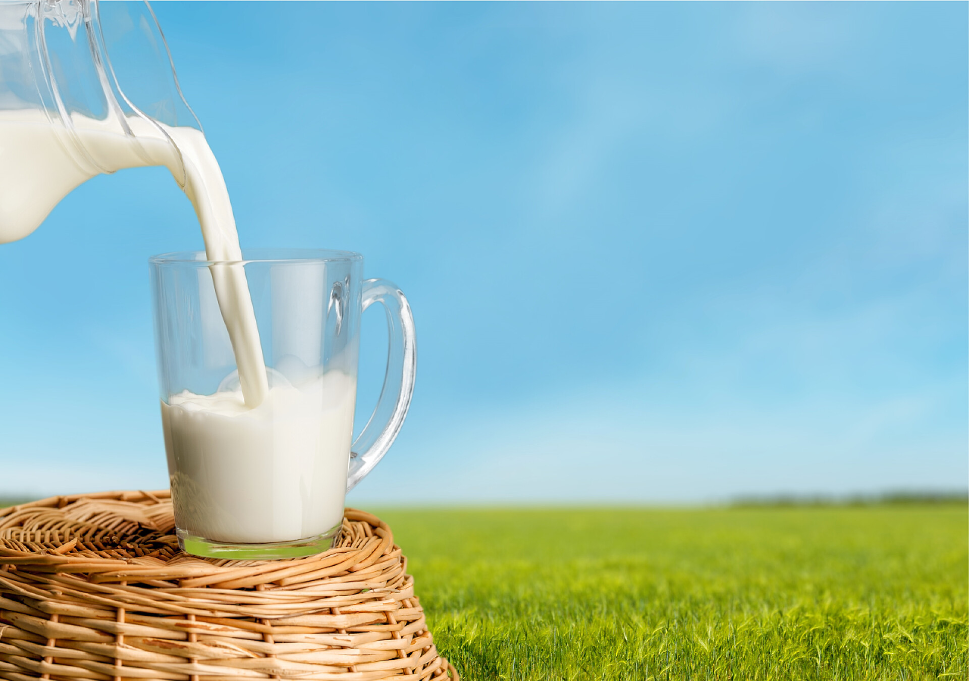 背景下的牛奶和罐子杯牛奶和 jar