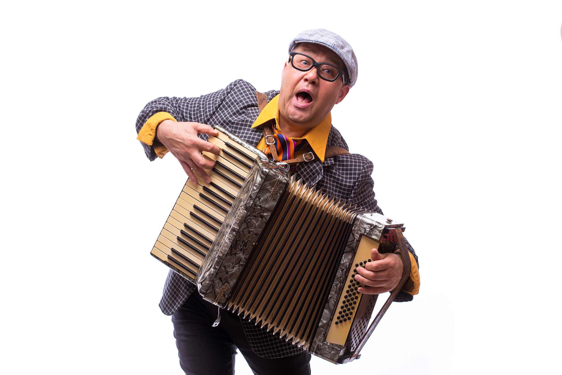 男歌手艺术家演奏手风琴老男艺人歌手艺人用乐器上白