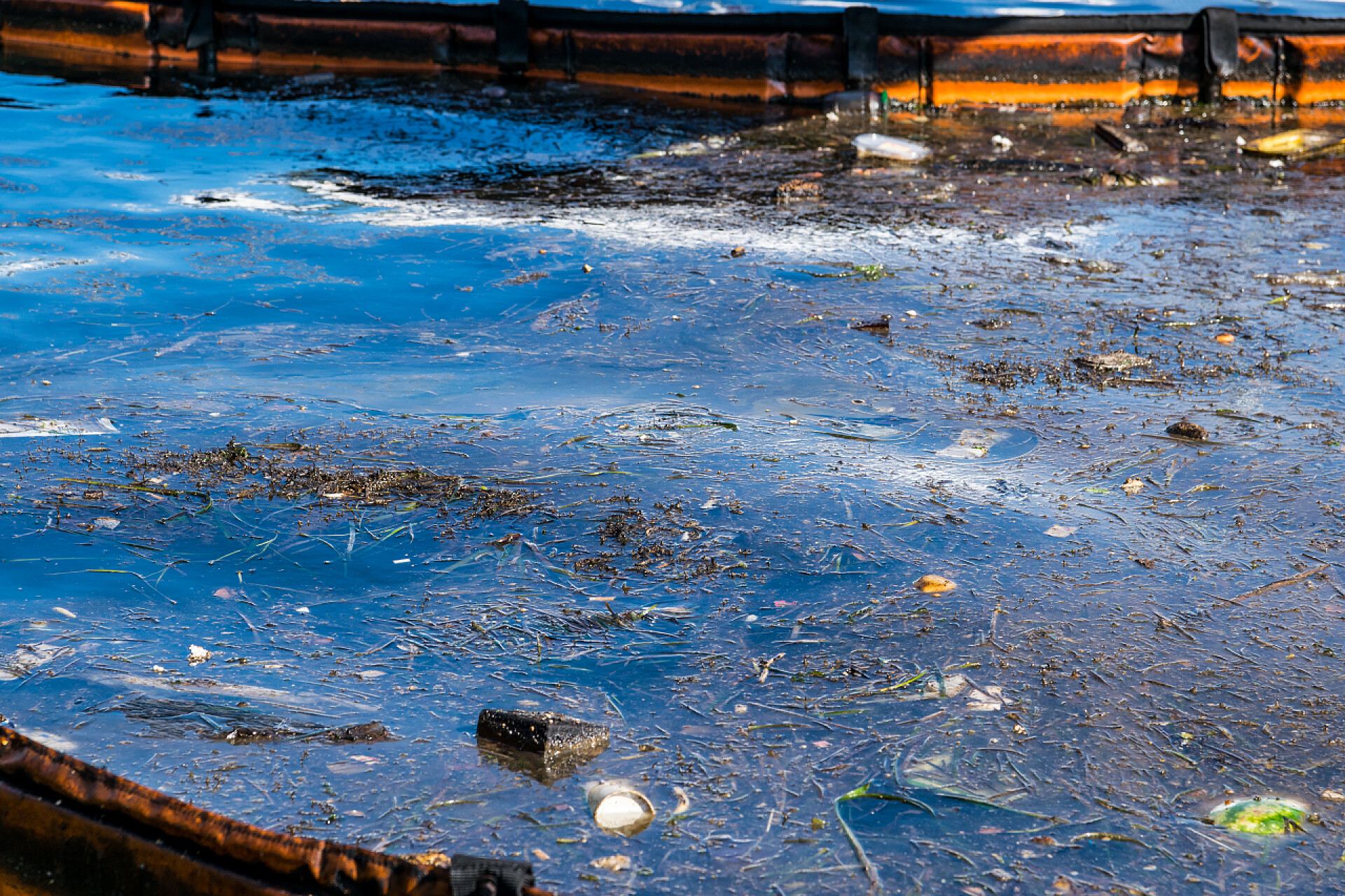 水中污染物水中的油污和垃圾污染. 